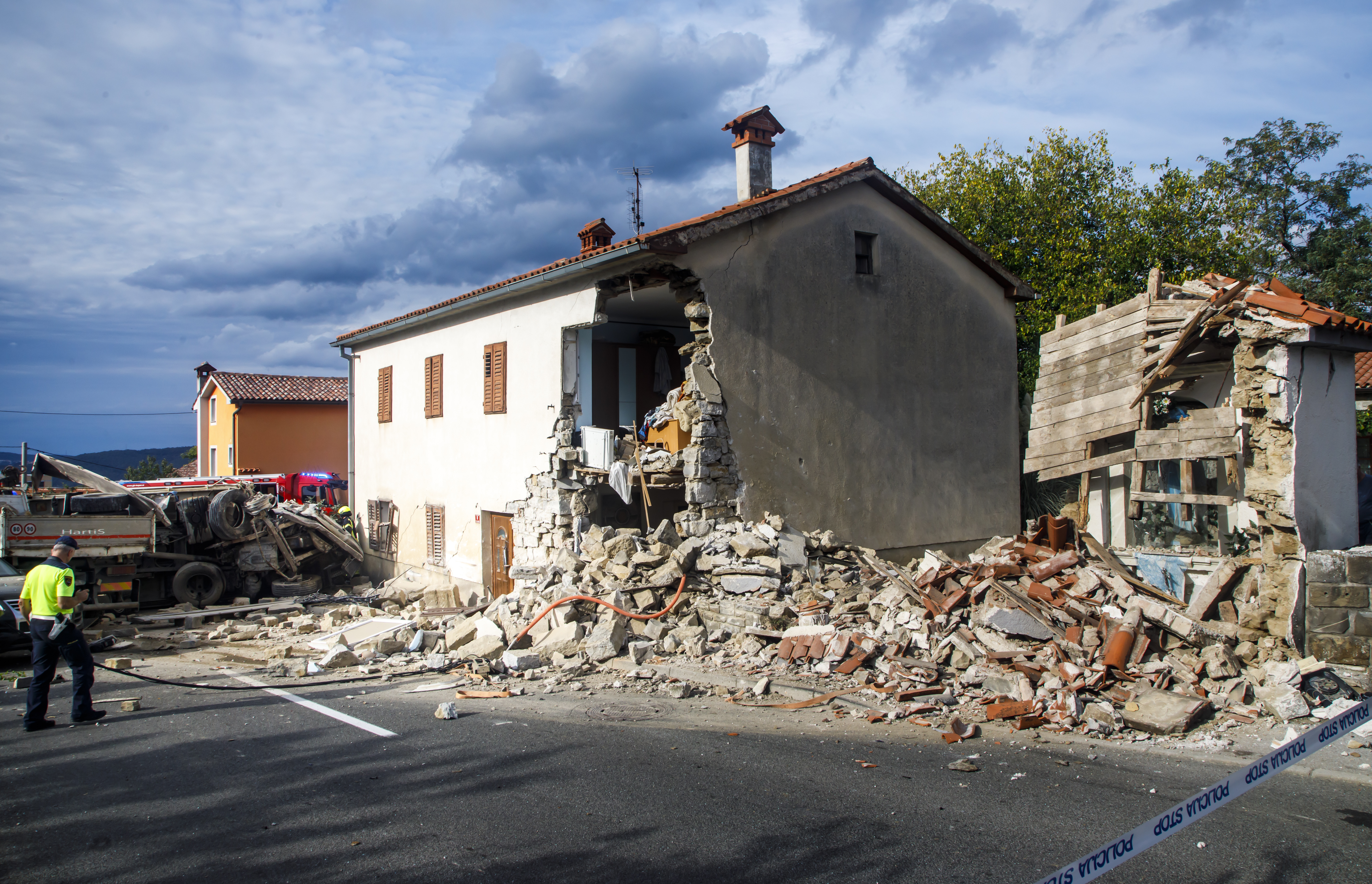 Po prometni nesreči se je zrušil del hiše v Bertokih