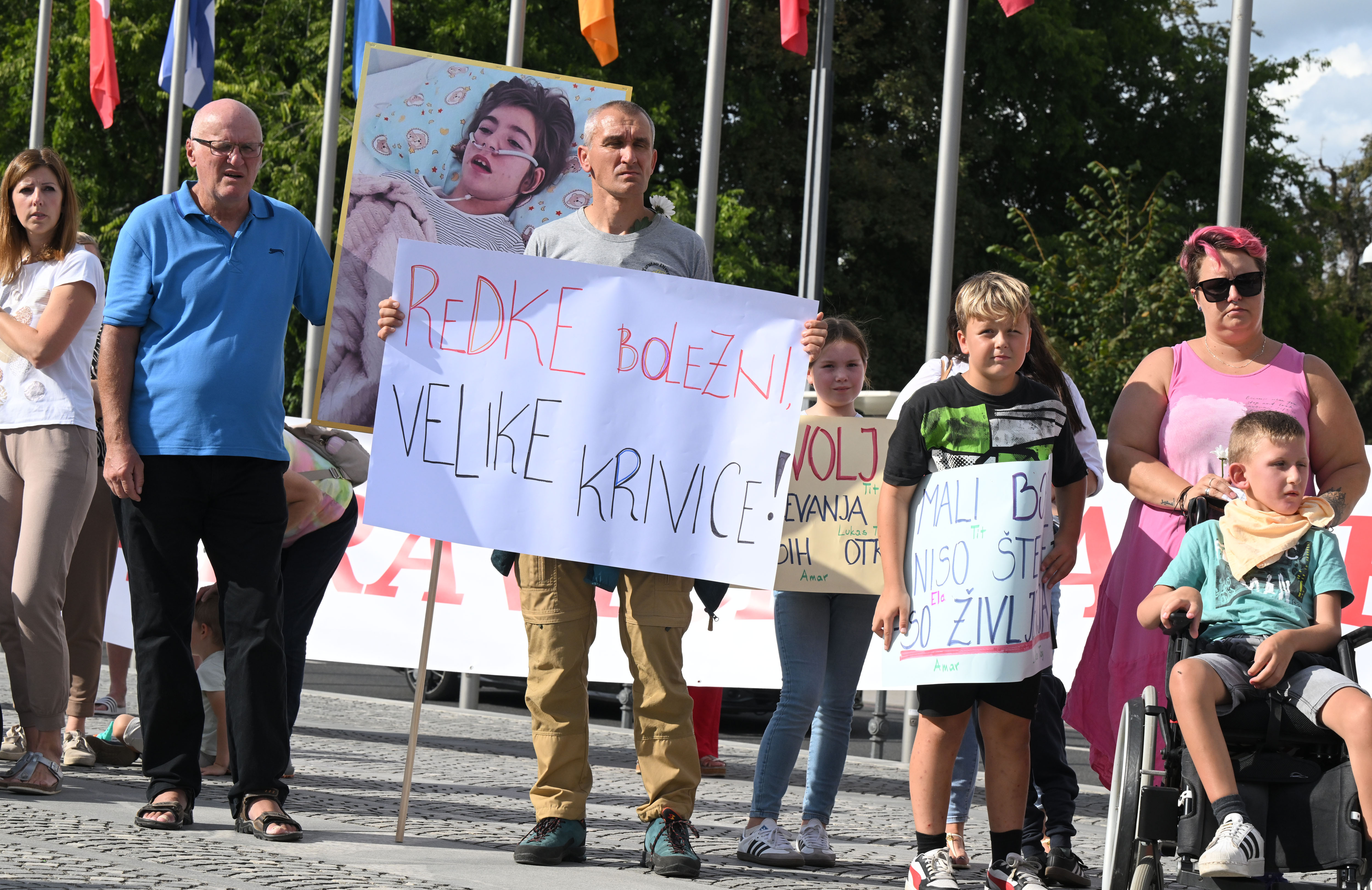 Protestni shod staršev otrok z redkimi boleznimi in posebnimi potrebami