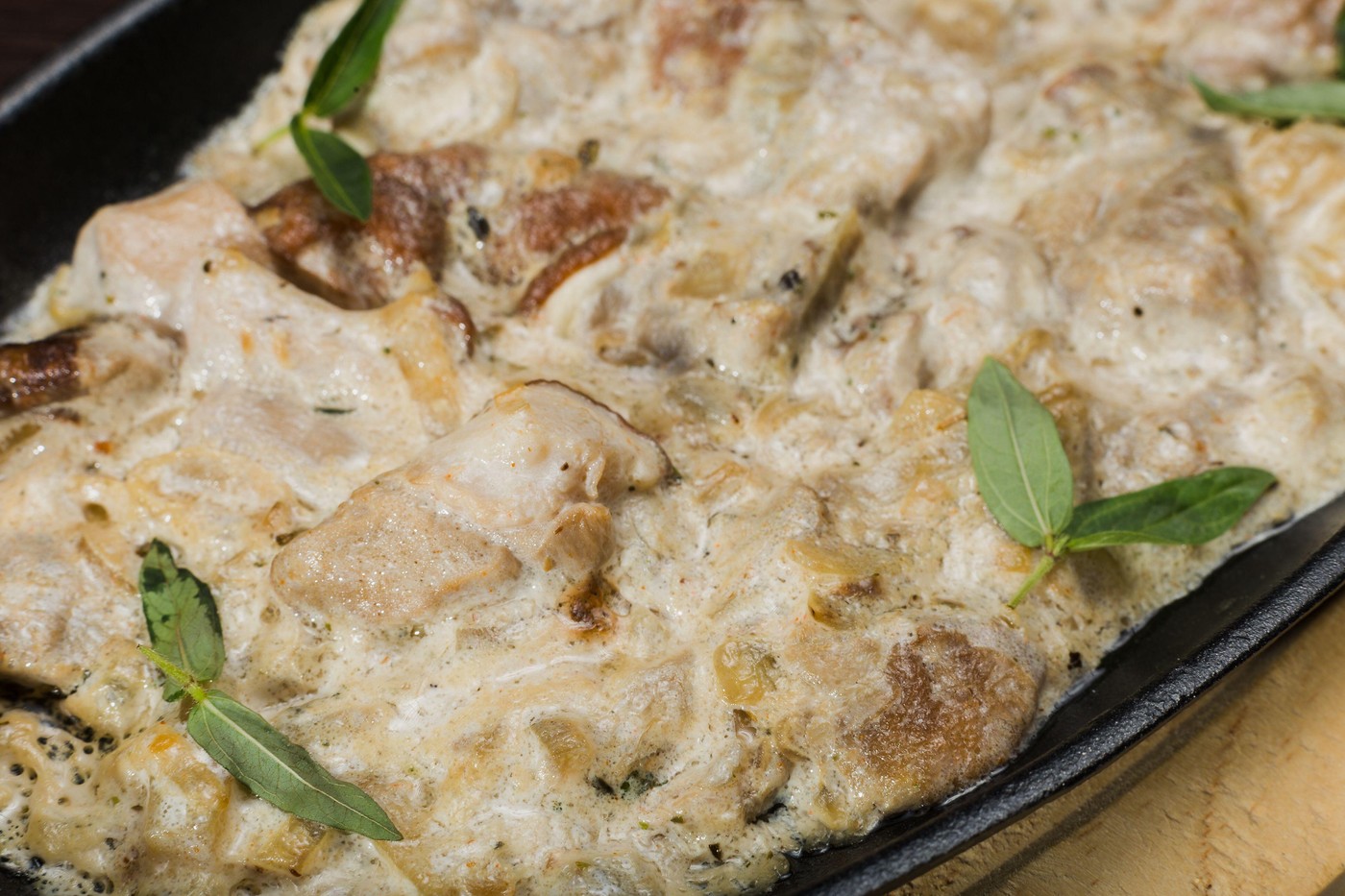 piščanec v kremno-vinski omaki z gobami