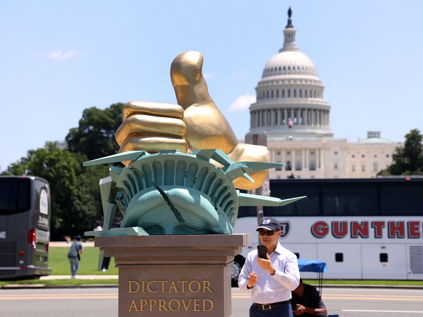 Satirični kip v Washingtonu