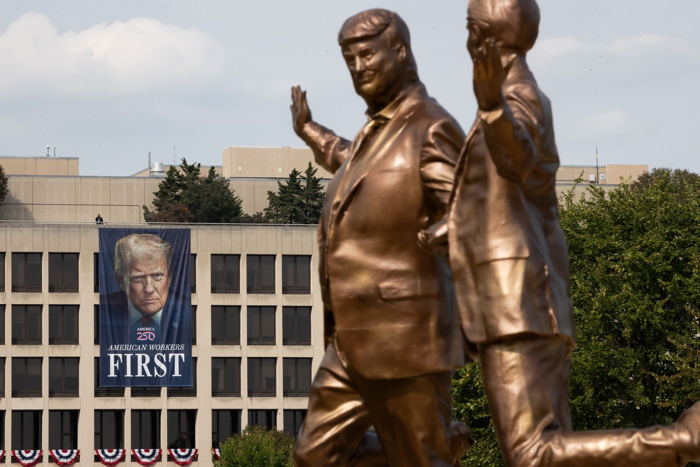 Kip Trumpa in Epsteina v Washingtonu