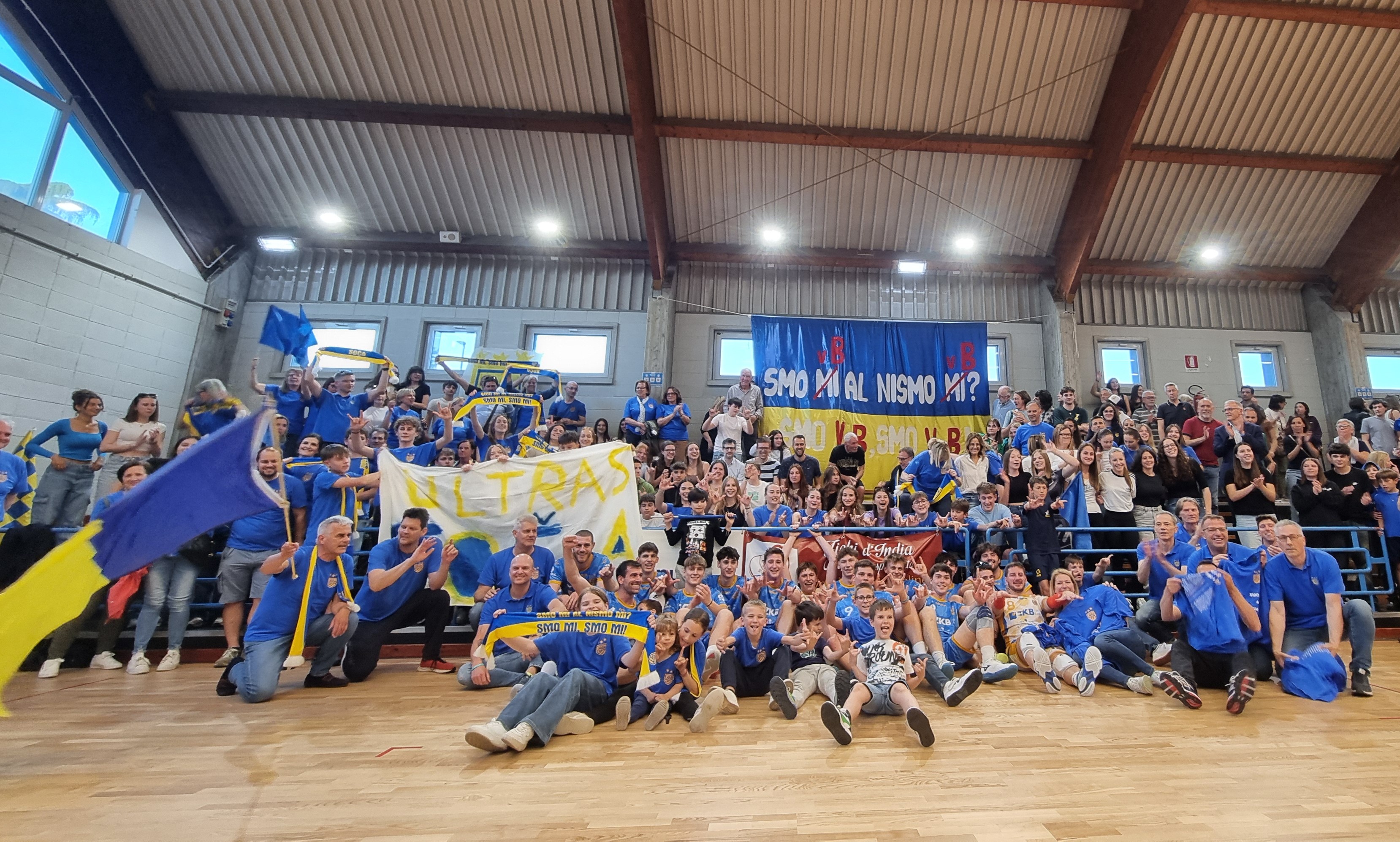 Odbojkarji Soče z navijači ob uvrstitvi v italijansko 4. ligo