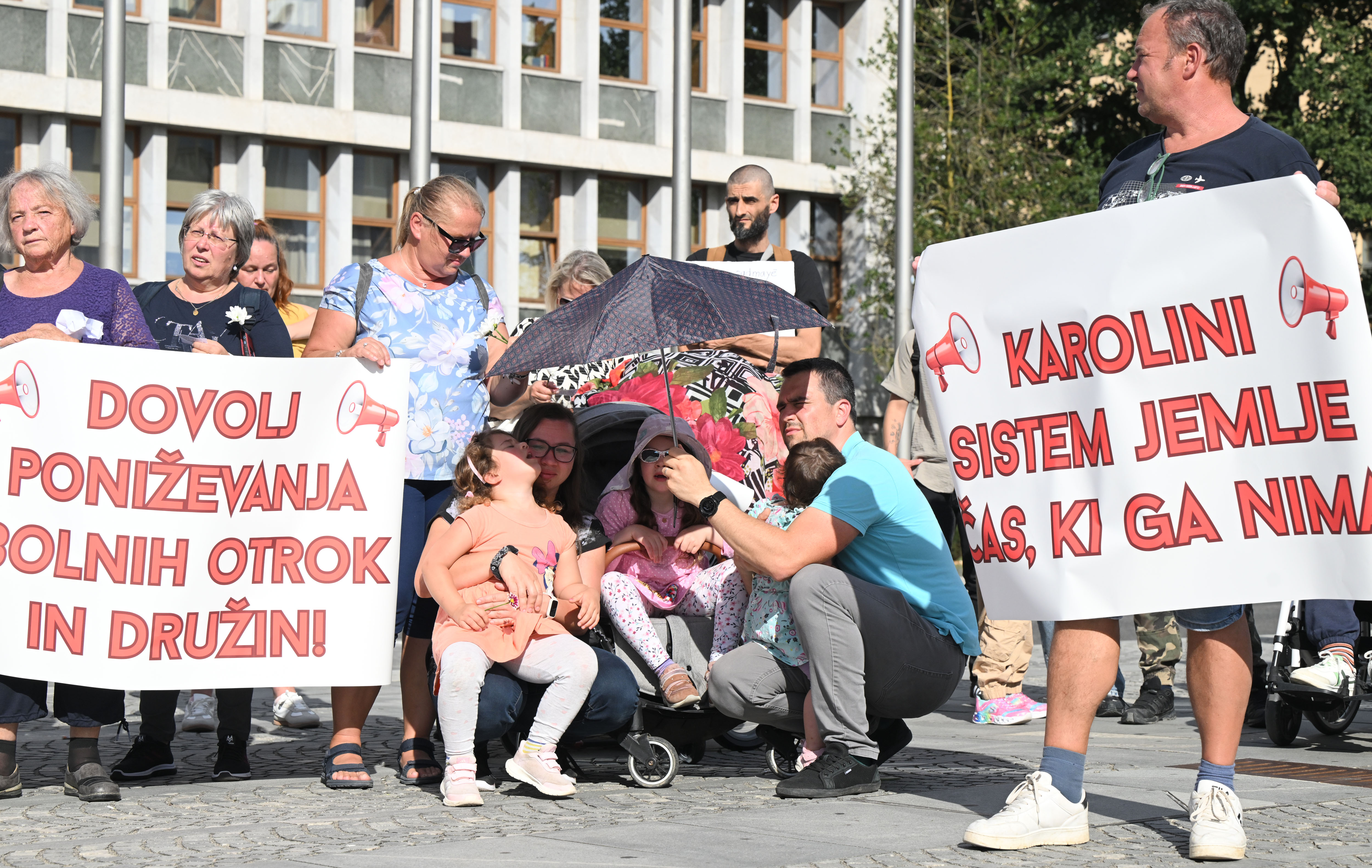 Slovenija, Ljubljana, 22.09.2025, 22. september 2025  Protestni shod staršev otrok z redkimi boleznimi in posebnimi potrebami v organizaciji Društva Viljem Julijan. Gregor Bezenšek, Tina Gaber Golobdružba  Foto:Žiga Živulovic jr. /F.A.Bobo