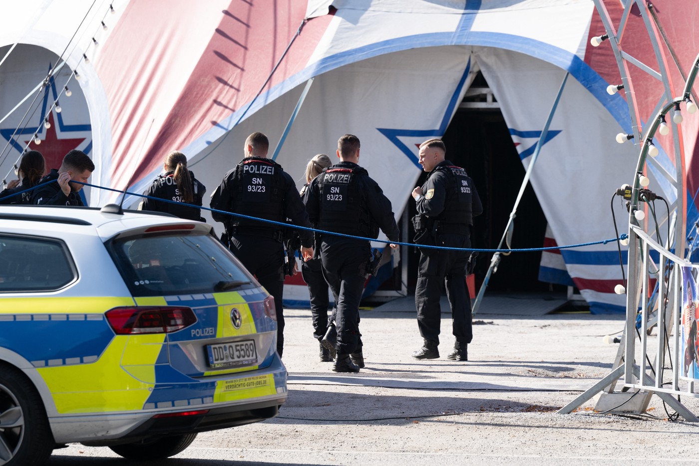 Cirkuška akrobatka med predstavo padla s trapeza in se ubila