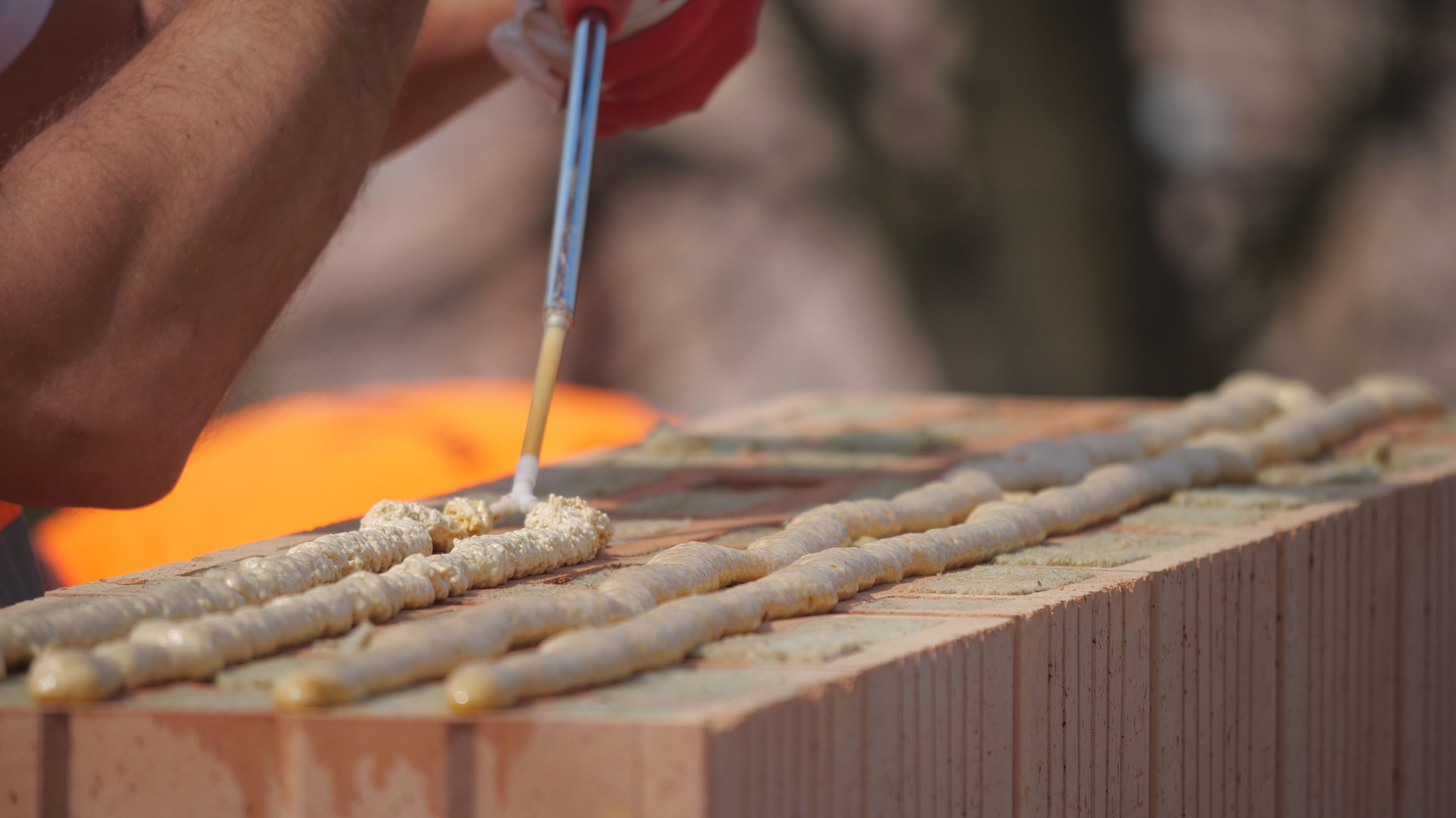 Suha opečna gradnja s Porotherm IZO Profi opeko in Dryfix.extra lepilom je mogoča tudi pozimi (do -5OC) in omogoča do 3x hitrejšo gradnjo v primerjavi s klasično gradnjo z malto.