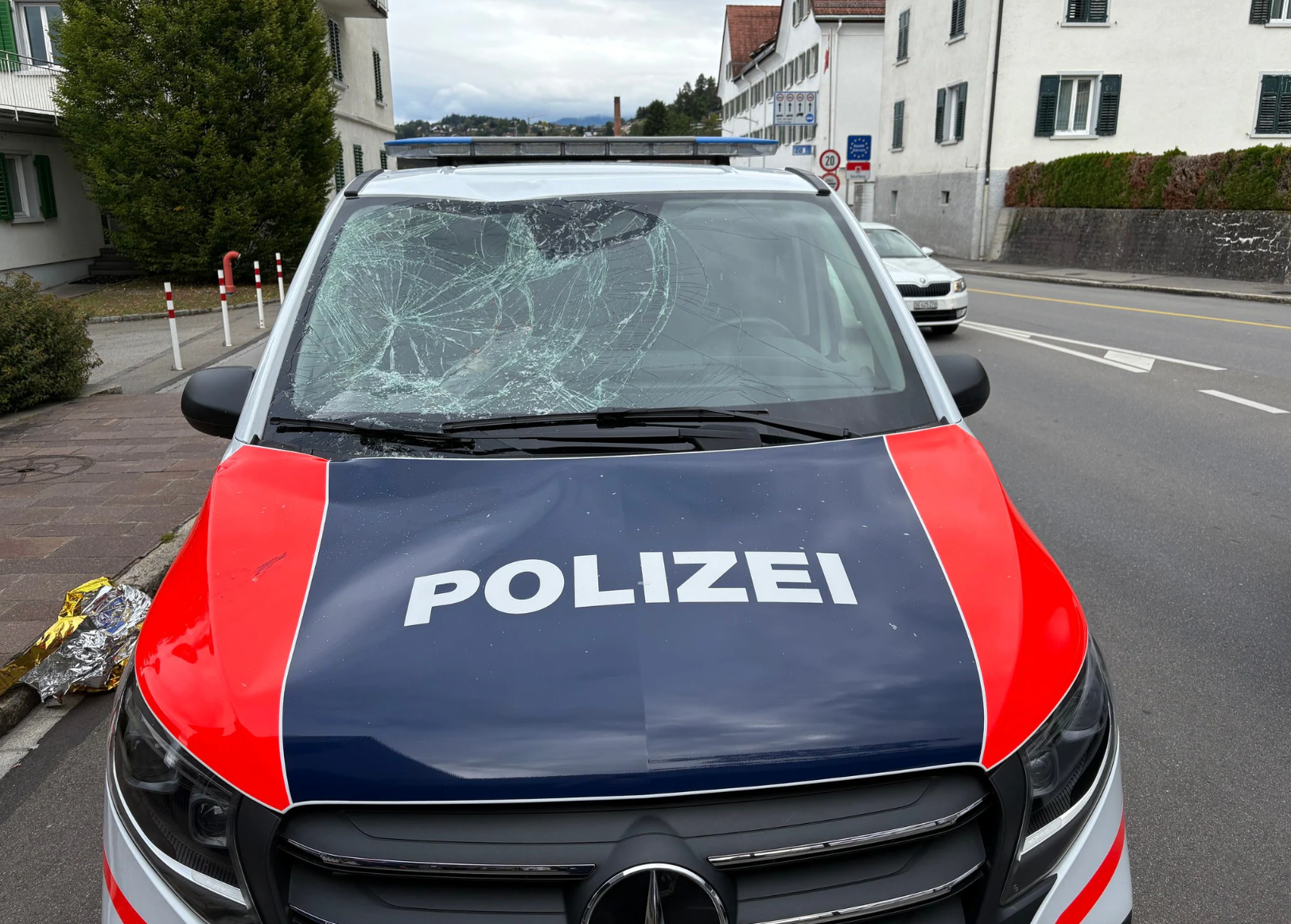 Poškodovano policijsko vozilo