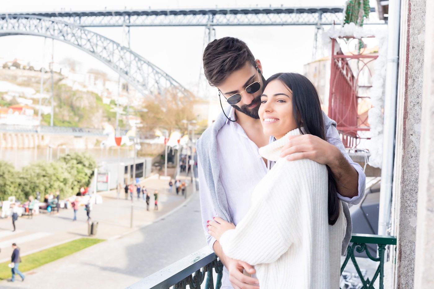 mlad par uživa na balkonu svoje nove hiše