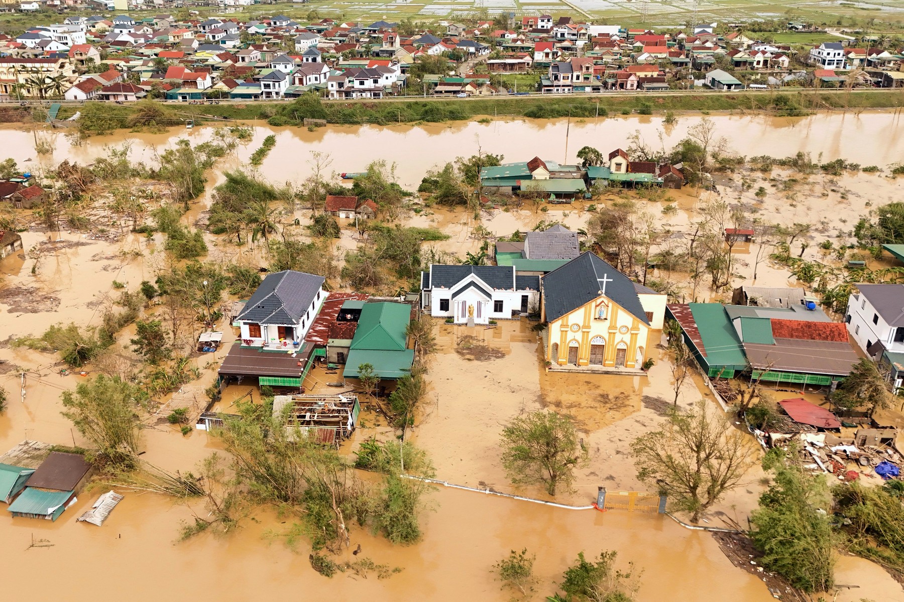 Divjanje tajfuna v Vietnamu