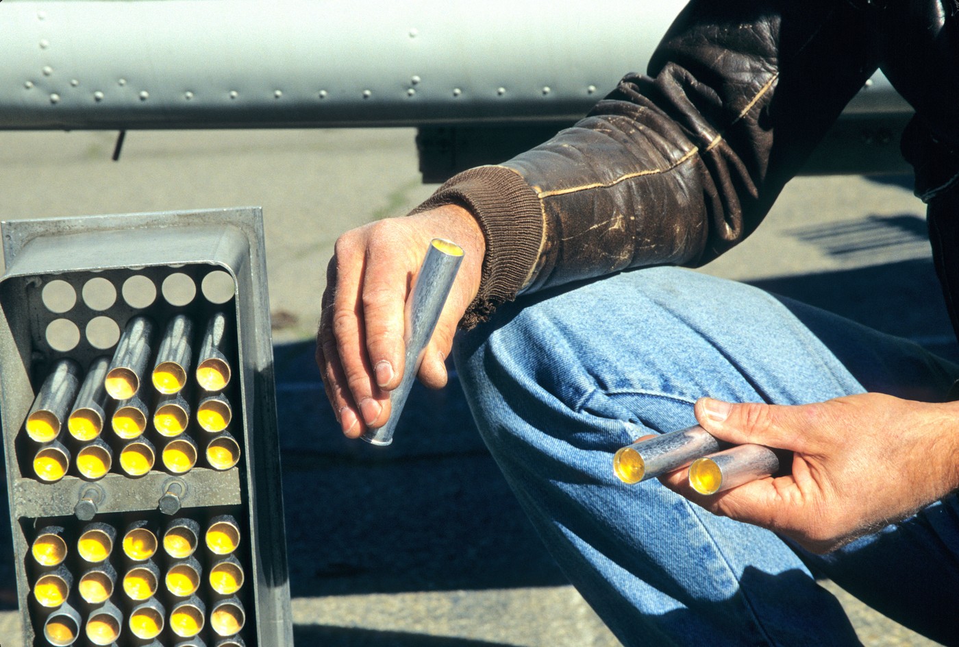 moški prižiga pirotehnično sredstvo, rakete