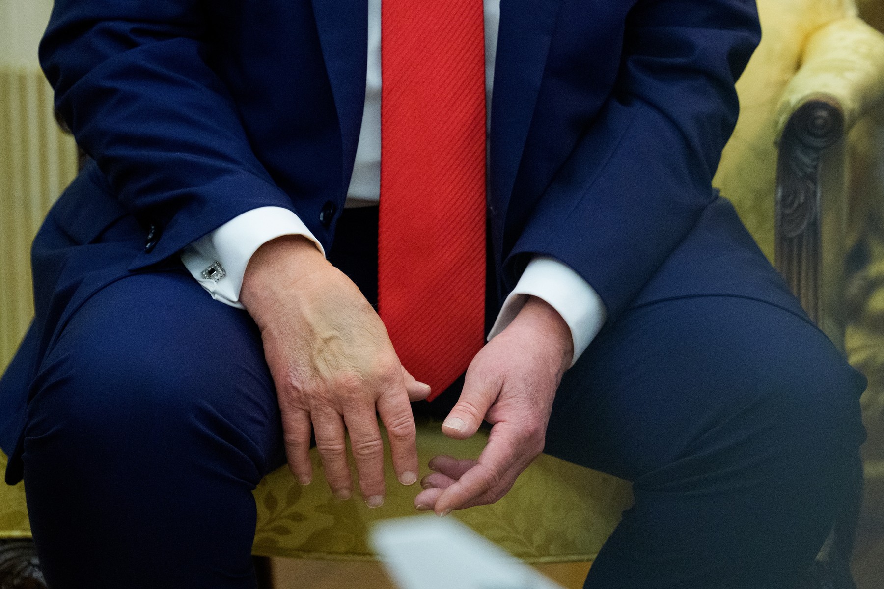 Fotograf je približal Trumpove dlani na bilateralnem srečanju s poljskim predsednikom, september 2025