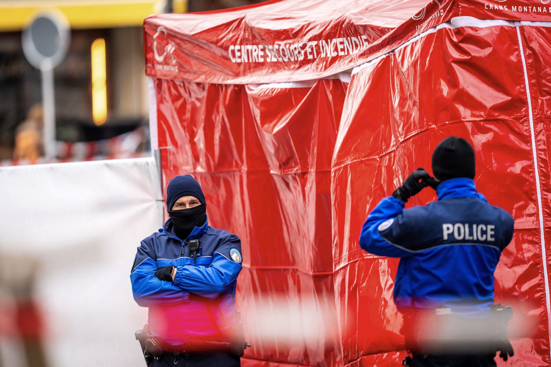 Švicarska policija pred vhodom v bar Le Constellation