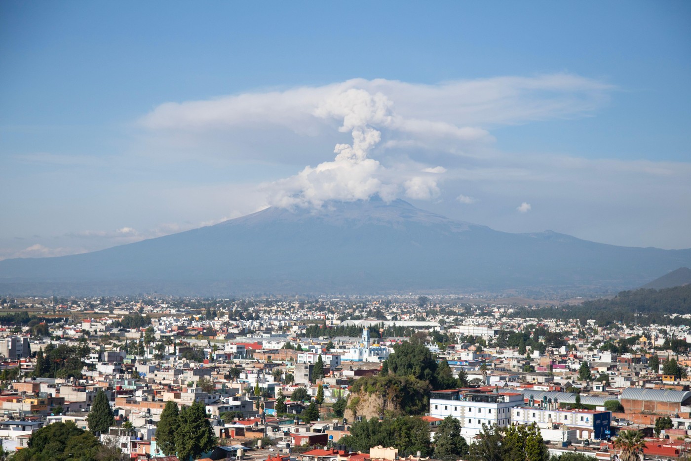 vulkan Popocatepetl v Mehiki, pogled iz mesta Cholula