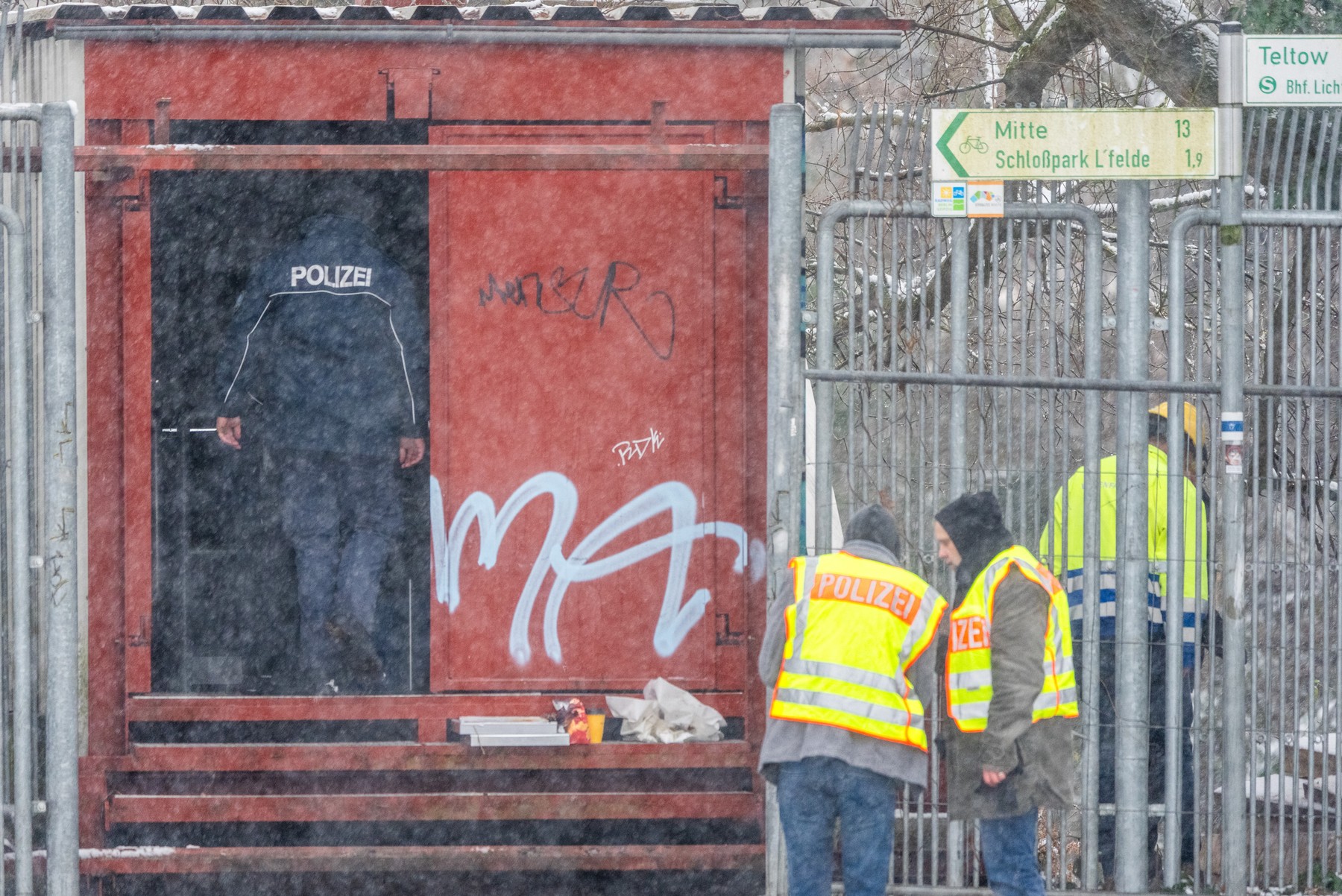 Nemška policija pri električni postaji, kjer so se vneli kabli