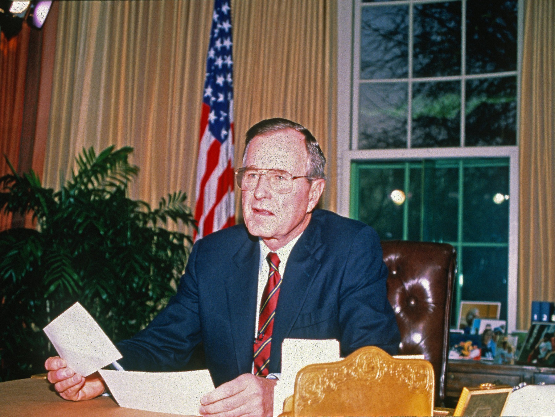 Predsednik George H. W. Bush v nagovoru državljanom, kjer je predstavil podrobnosti ameriške invazije na Panamo.