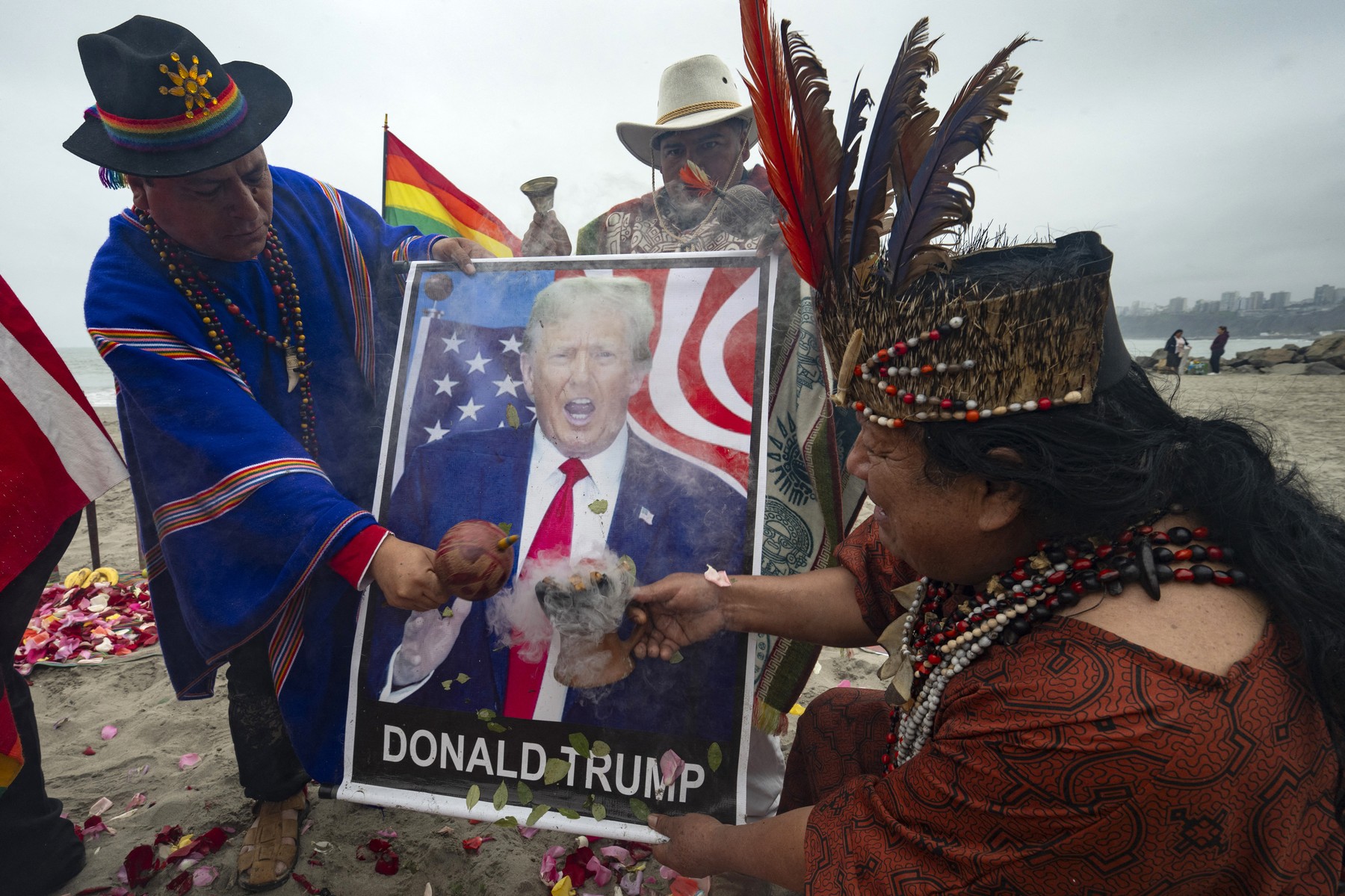 Peruvijski šamani med obredom leta 2024