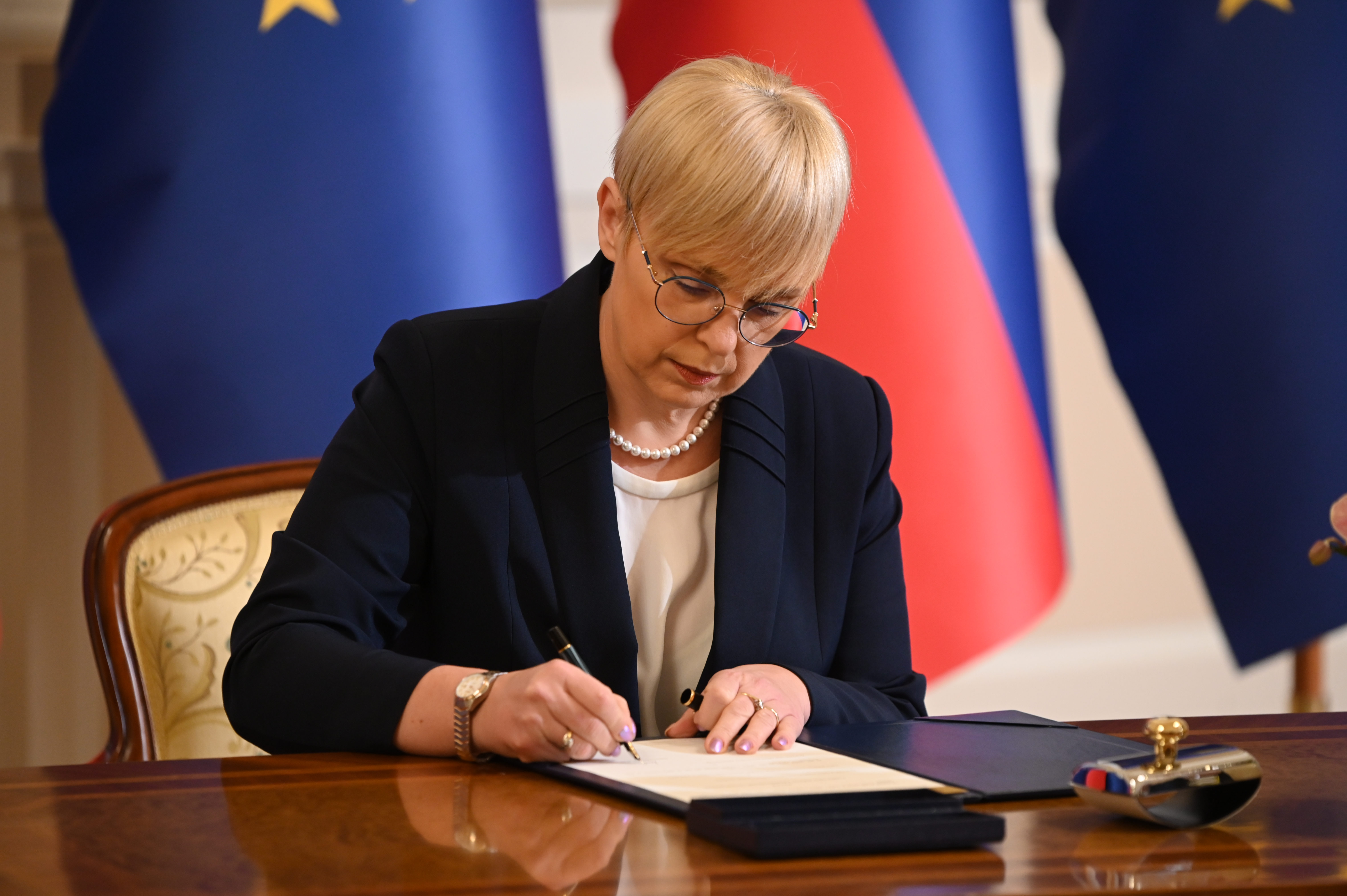 Nataša Pirc Musar, predsednica republike, podpis
