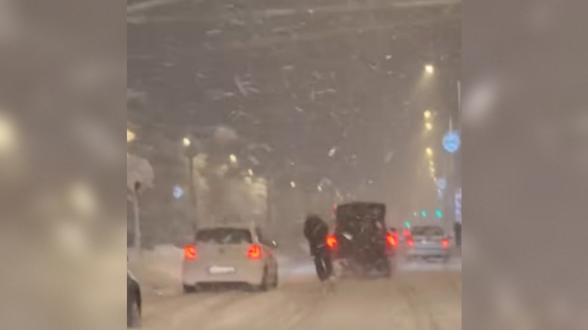 smučar med avtomobili