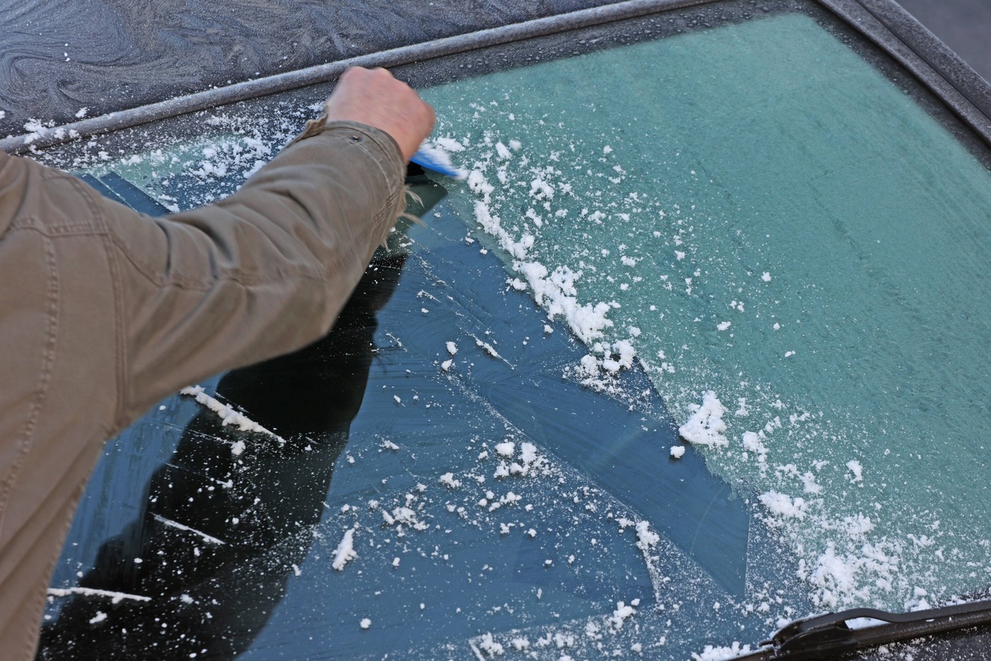 strganje ledu z vetrobranskega stekla