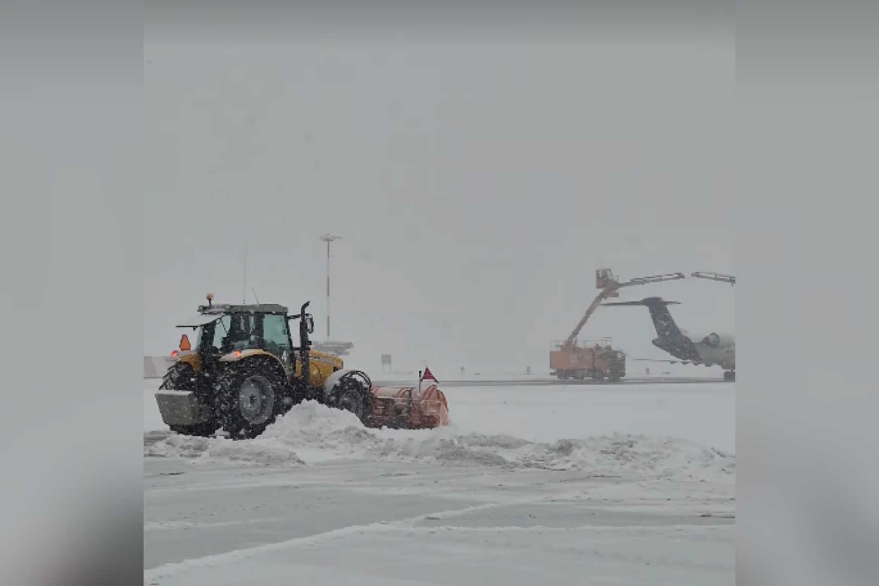 Zimska služba na brniškem letališču