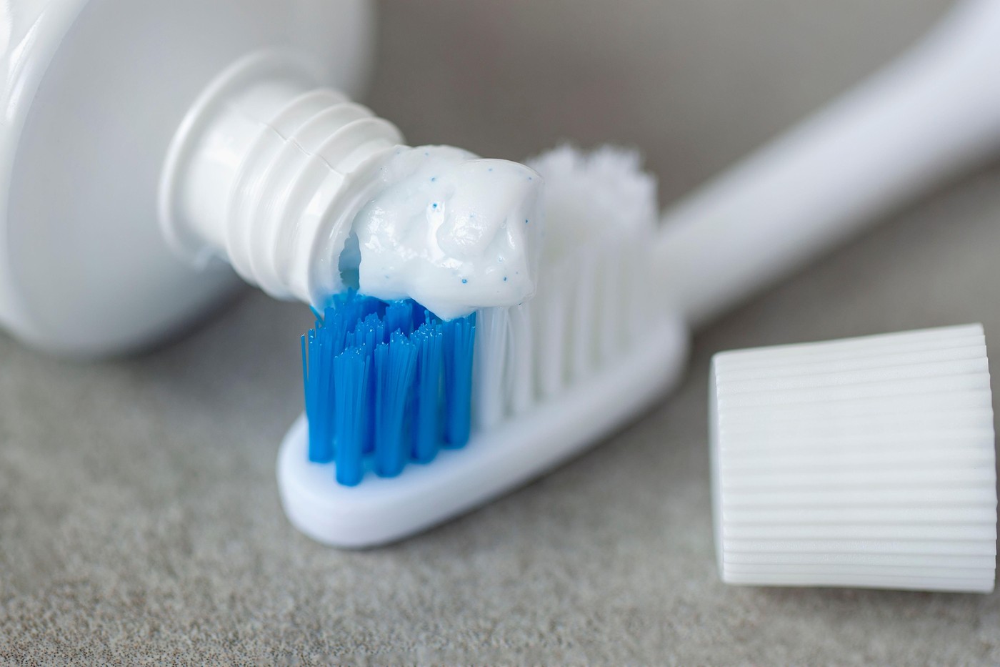 bela zobna pasta na zobni ščetki