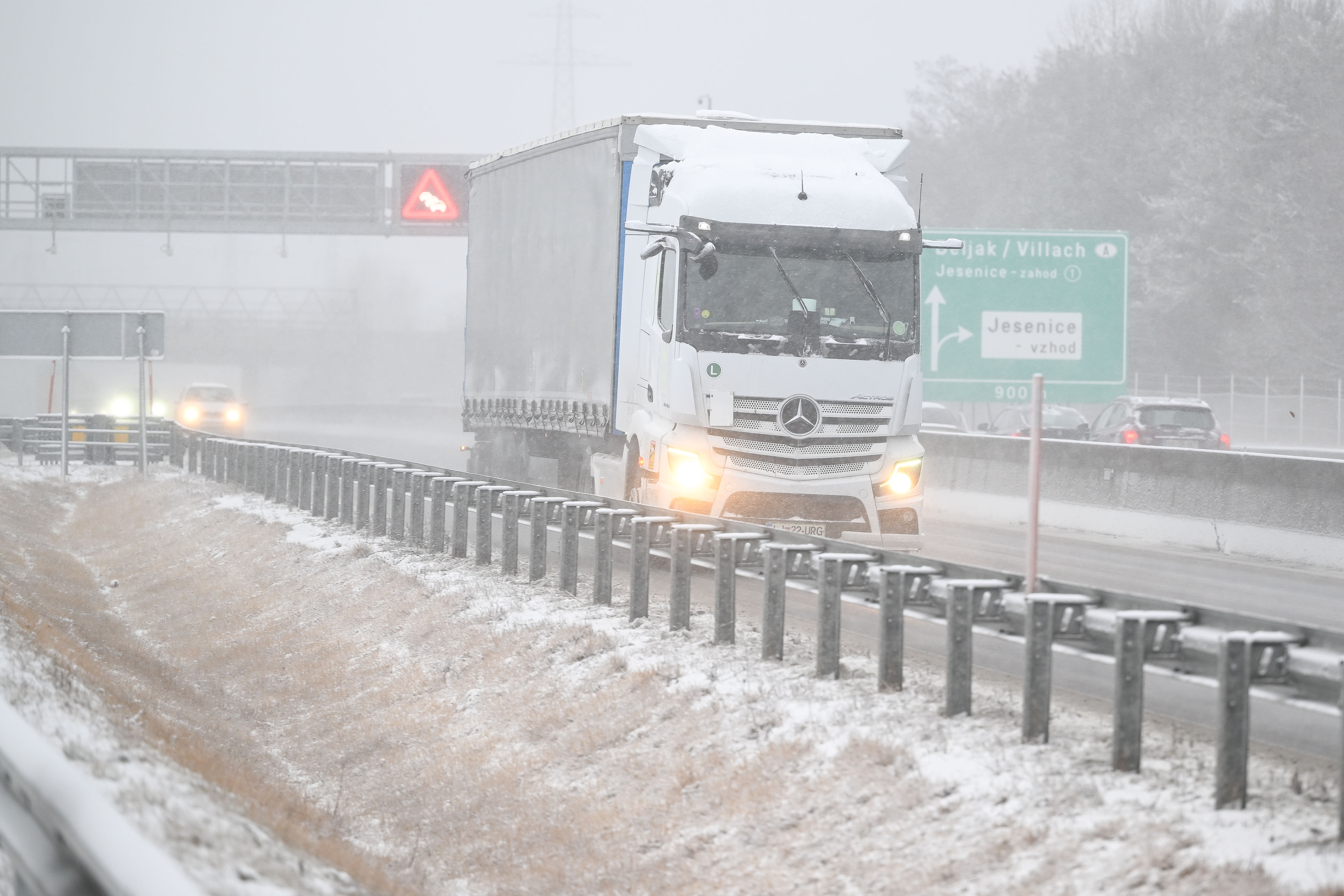 Sneg na avtocesti