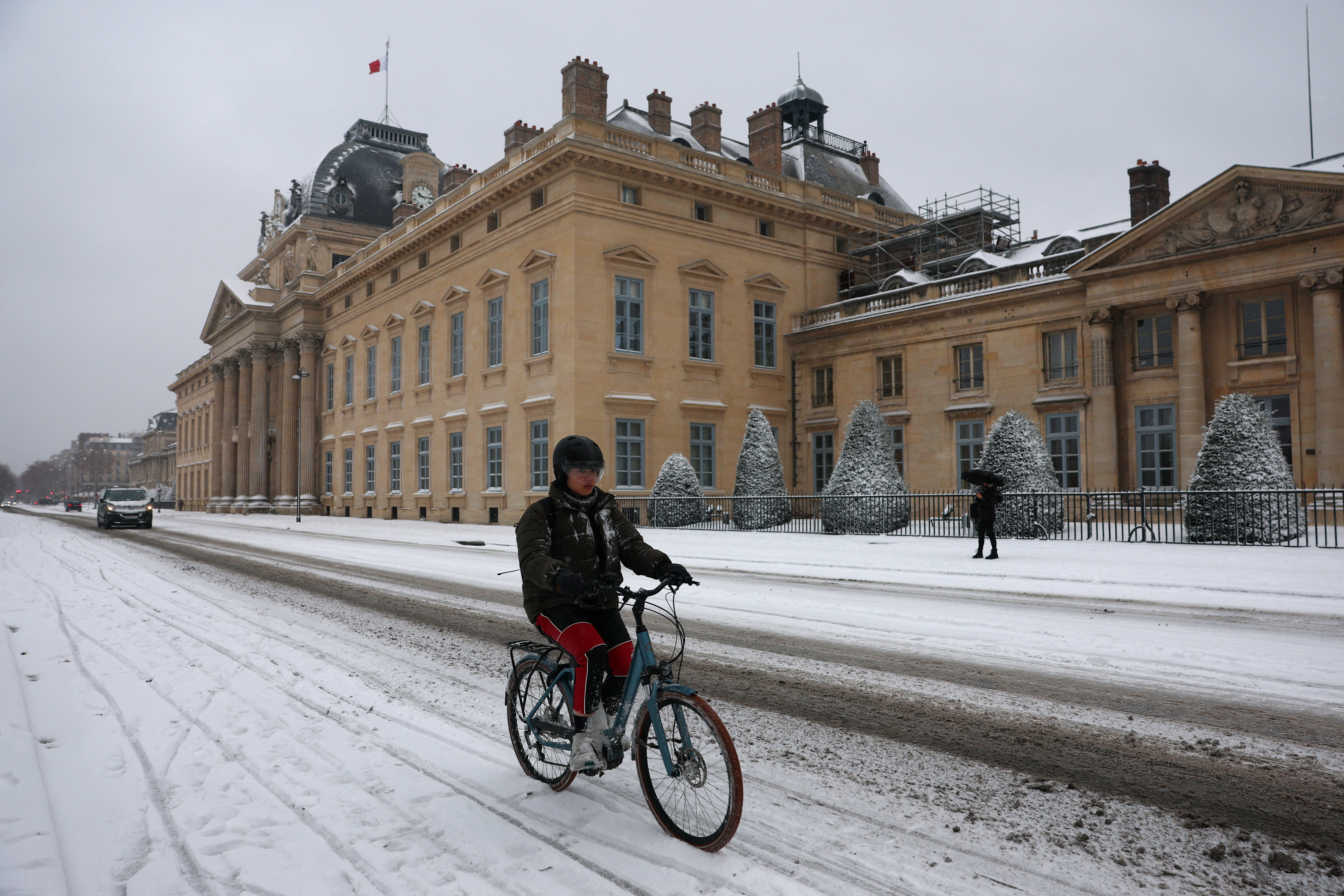 Zapadli sneg je povzročil težave na pariških cestah
