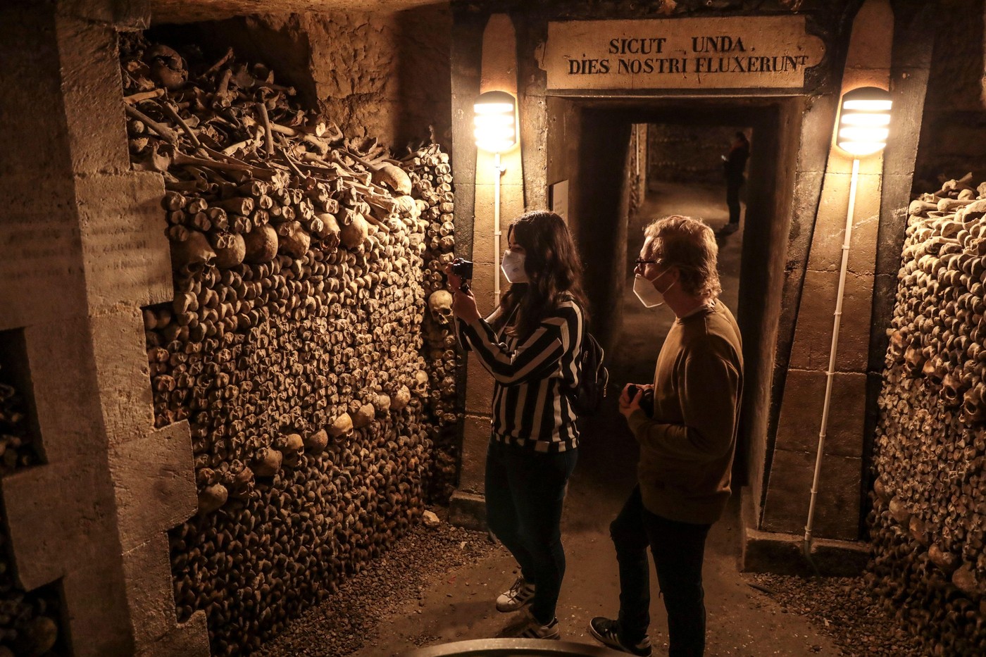 turisti v pariških katakombah