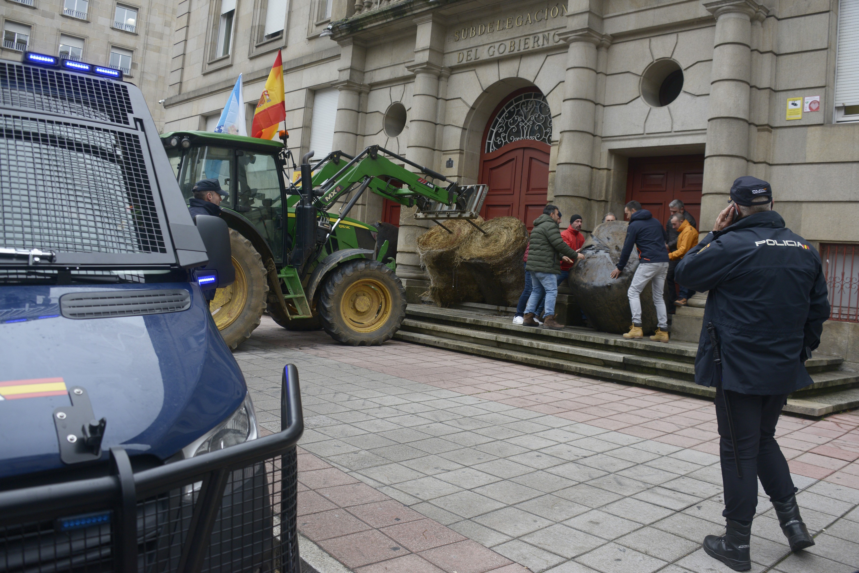 January 7, 2026, Orense (Galicia, Spain: A tractor leaves a straw bale in front of the Government Subdelegation in Orense, January 7, 202Rosa Veiga / Europa Press.