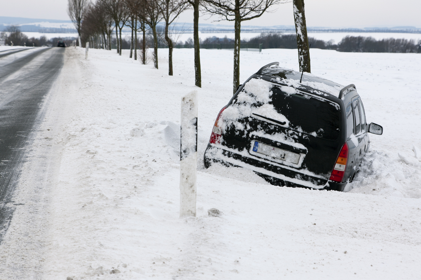 Avto obtičal v snegu