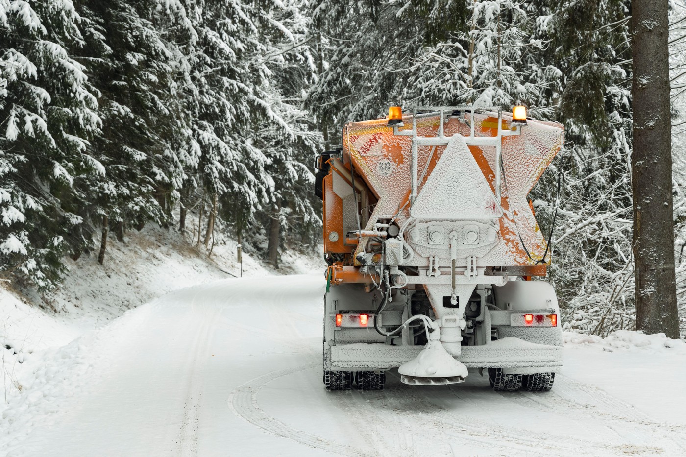 tovornjak za posipanje soli na zasneženi cesti