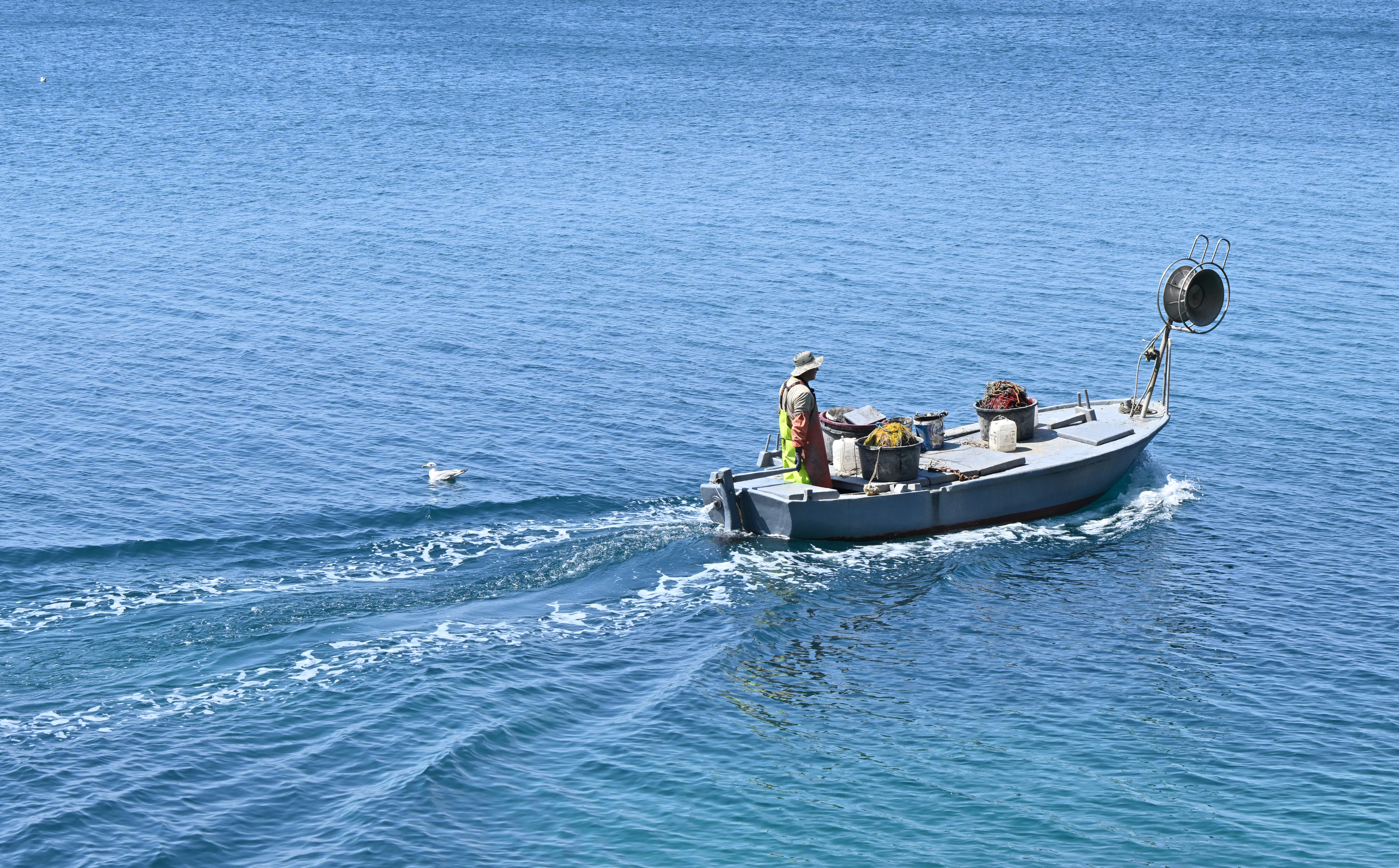 Hrvaška, Kamenjak, 27.04.2025, 27. april.2025 Ribič se z majhnim čolnom pelje iz Rta Kamenjak proti Puli. Narava, ribolov z mrežami, morje, Foto: Žiga Živulovič jr./F.A.Bobo