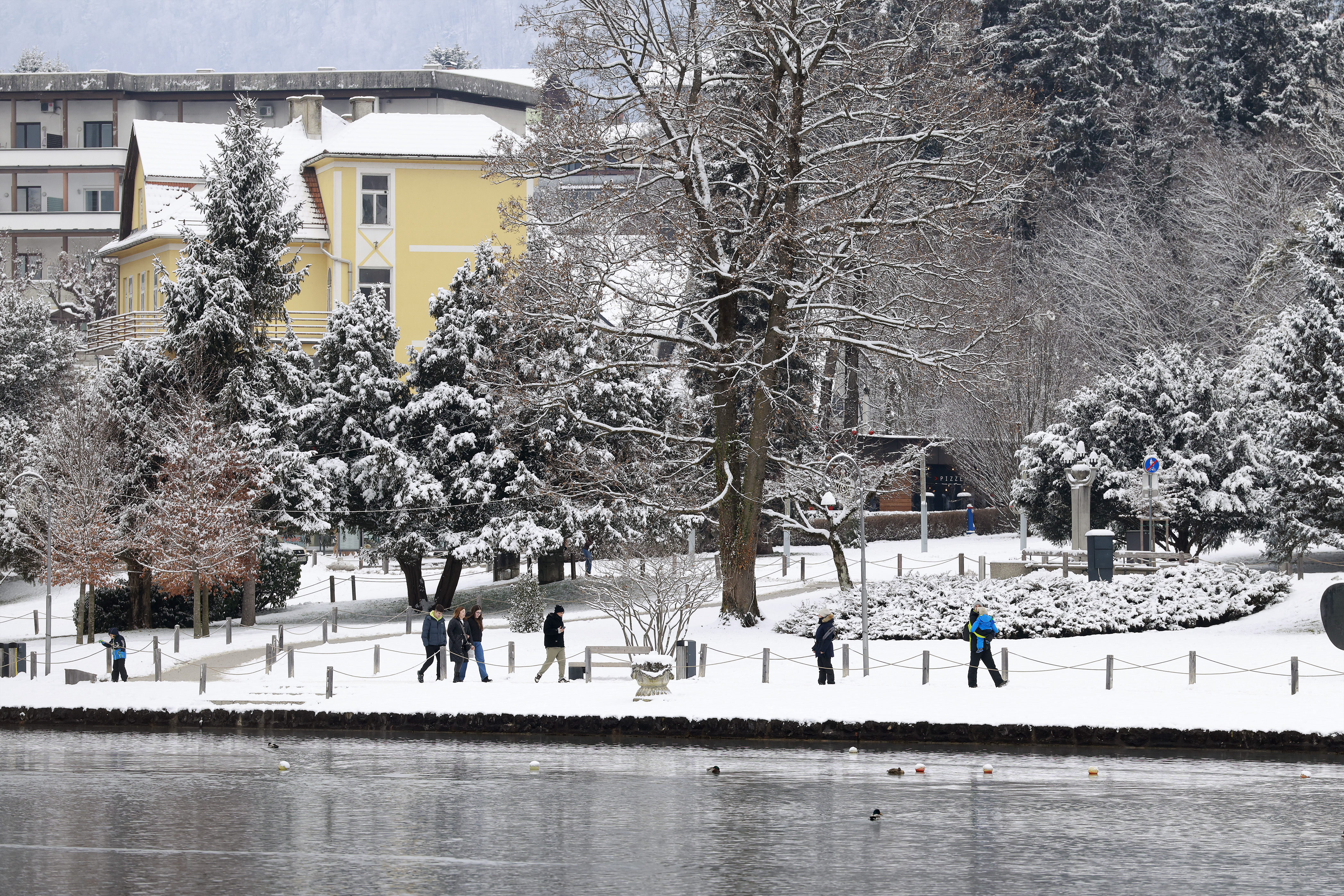 Blejsko jezero je zaradi mraza delno zamrznilo