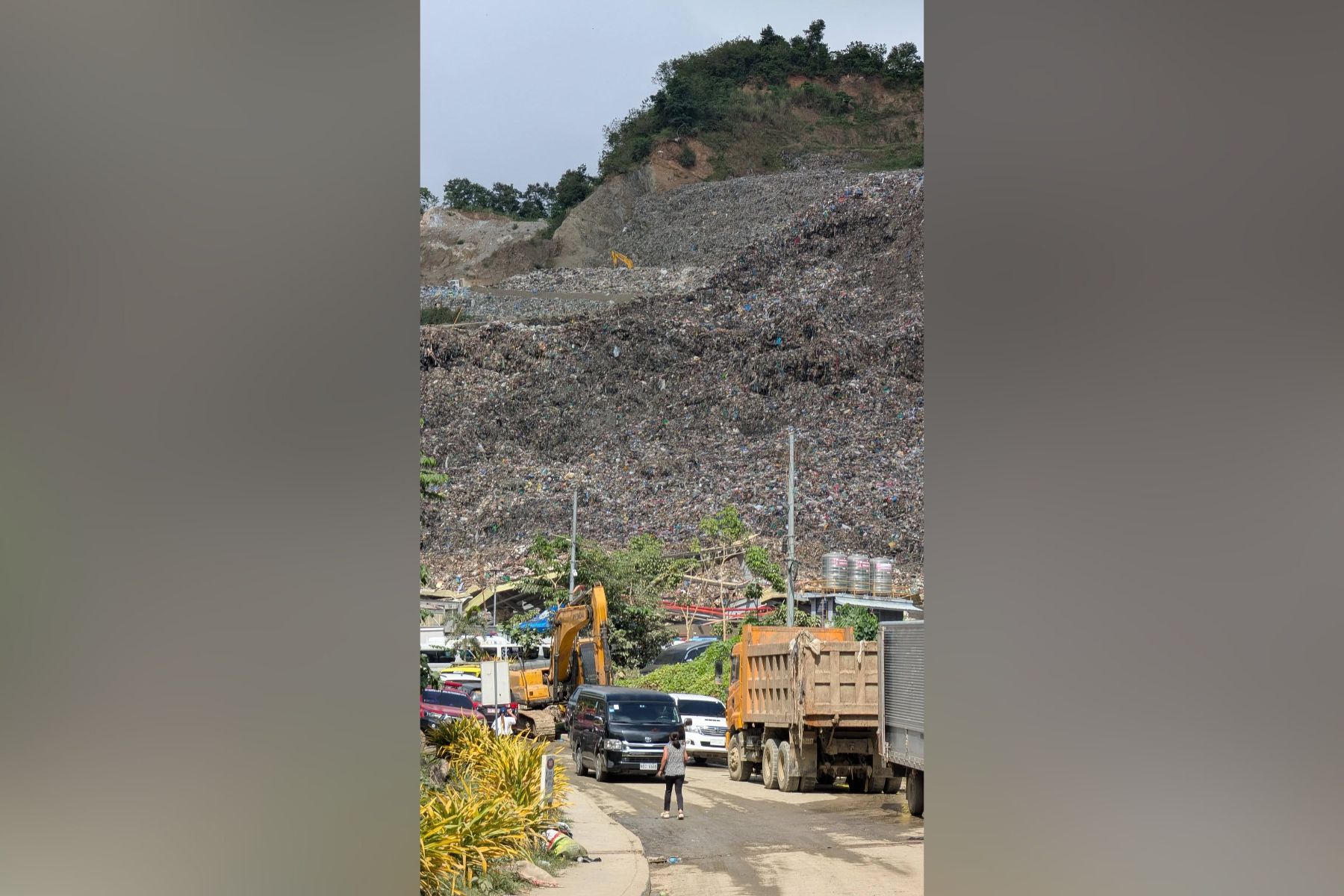 Na odlagališču odpadkov v mestu Cebu v osrednjih Filipinih se je v četrtek na domnevno več objektov porušila gora smeti in pod seboj pokopala okoli 50 delavcev