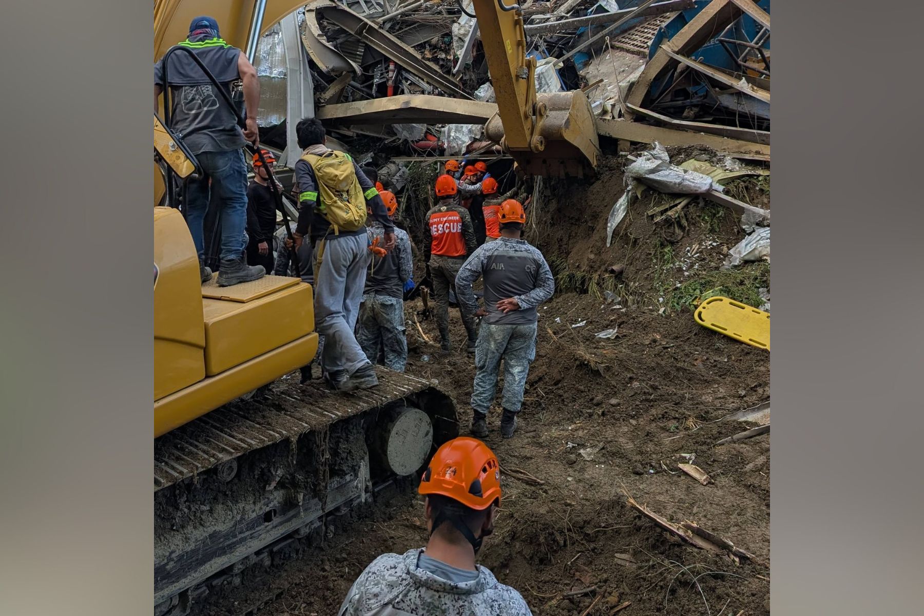 Na odlagališču odpadkov v mestu Cebu v osrednjih Filipinih se je v četrtek na domnevno več objektov porušila gora smeti in pod seboj pokopala okoli 50 delavcev