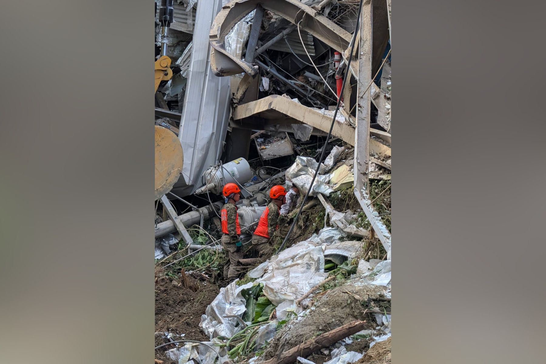 Na odlagališču odpadkov v mestu Cebu v osrednjih Filipinih se je v četrtek na domnevno več objektov porušila gora smeti in pod seboj pokopala okoli 50 delavcev