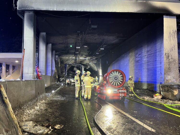 Brand-LKW-Brentenbergtunnel-12-750x563.jpeg požar v predoru