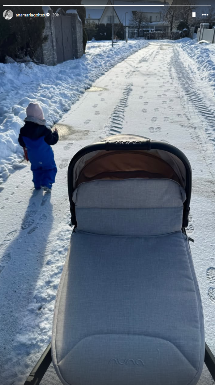 Anamaria Goltes na sprehodu s hčerkama