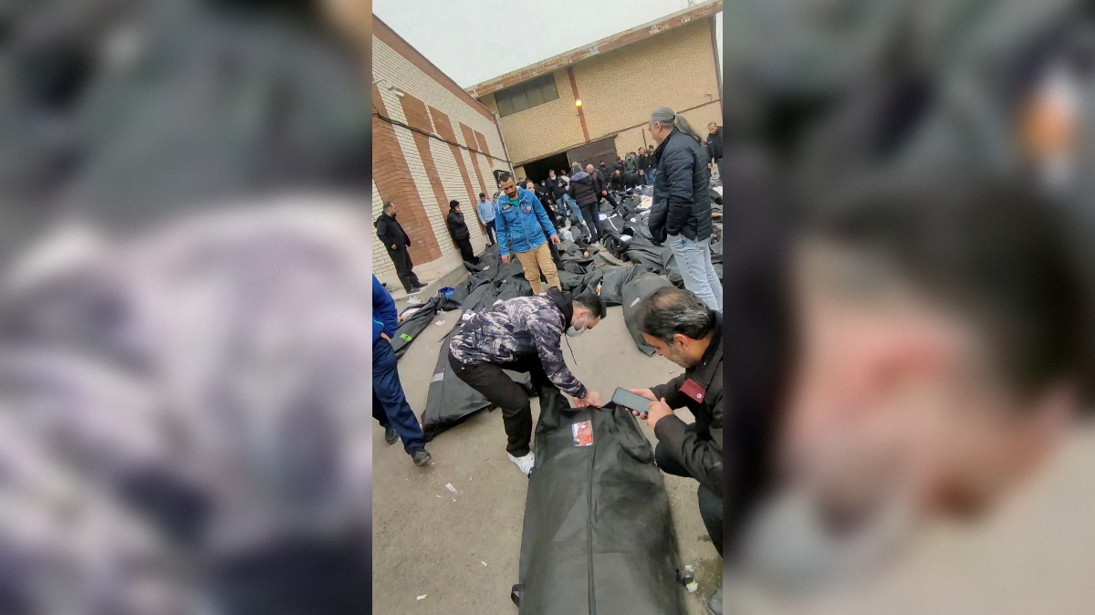 Trupla pred medicinskim centrom v Kahrizaku v Iranu