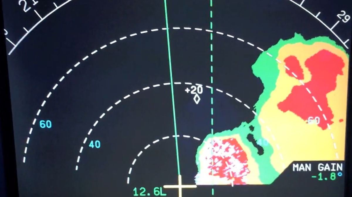 nevihtni oblak na zaslonu radarja v letalu