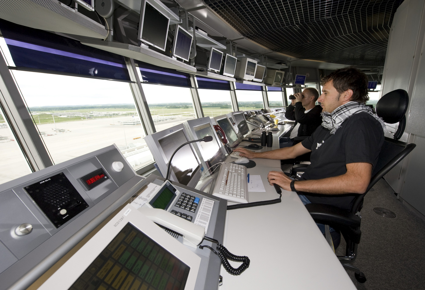kontrola kontrolorja zračnega prometa v letališkem stolpu