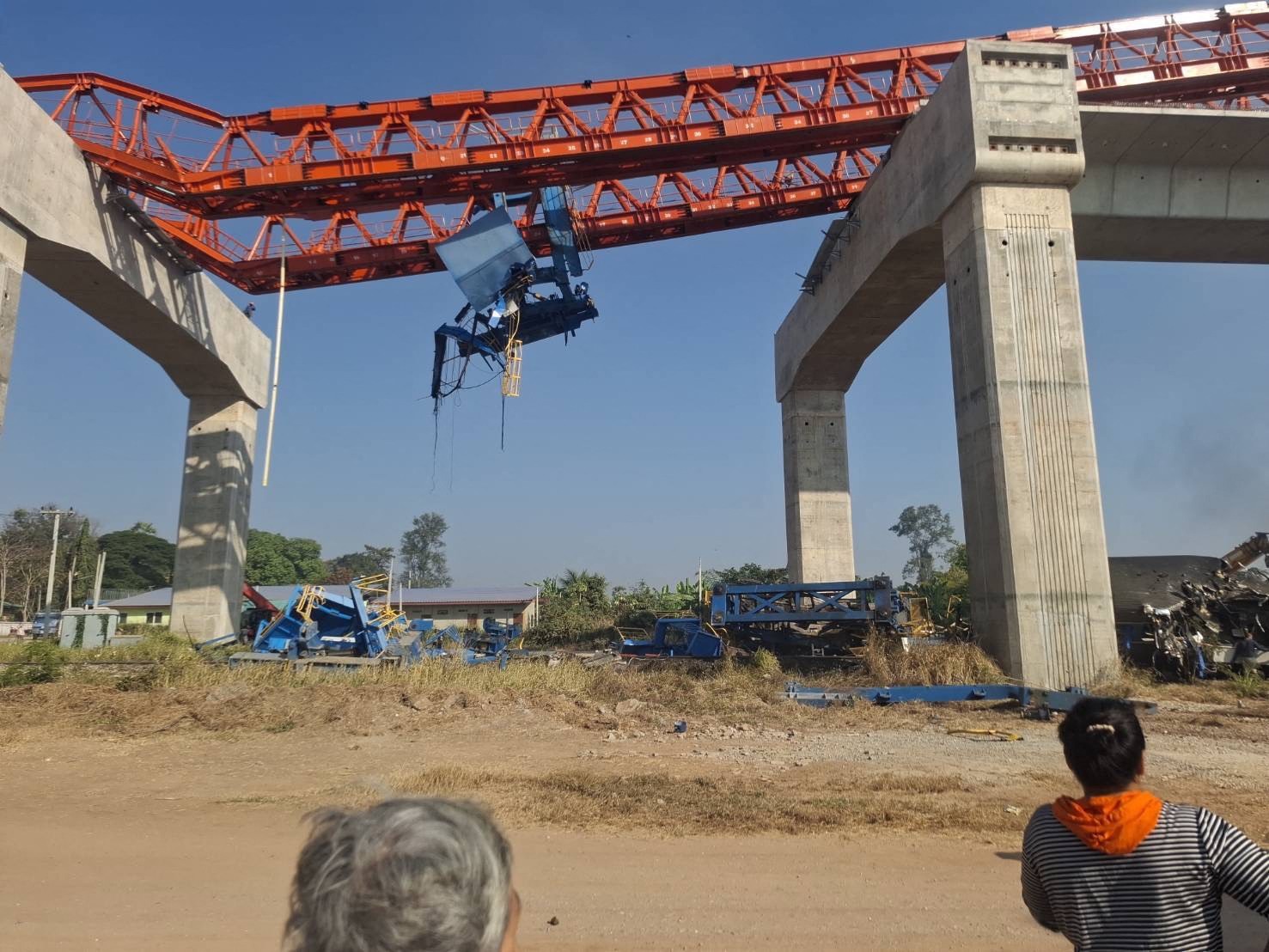 Žerjav se je zrušil na vlak