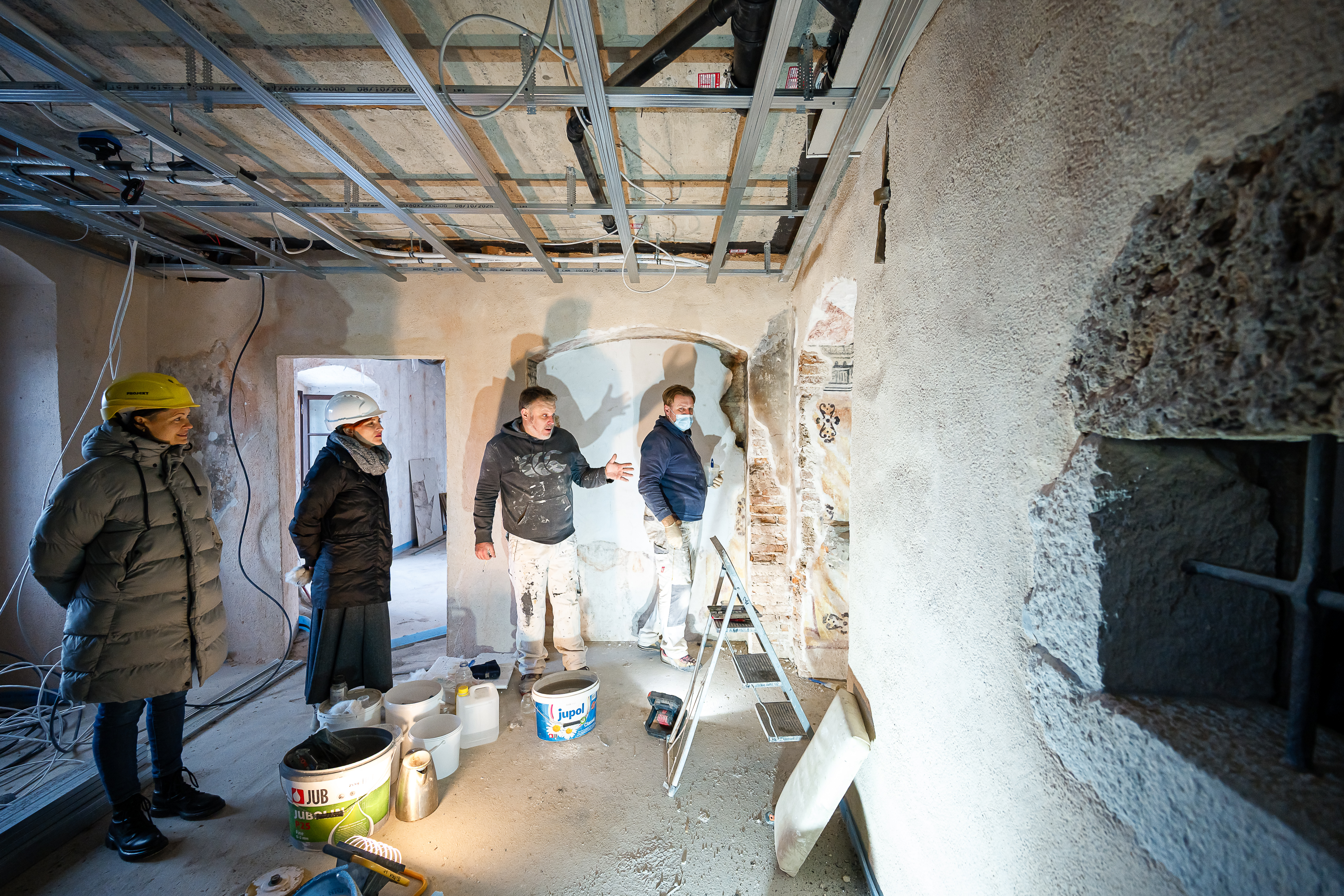 Ministrica za kulturo Asta Vrecko si je ogledala potek obnove gradu Turjak.