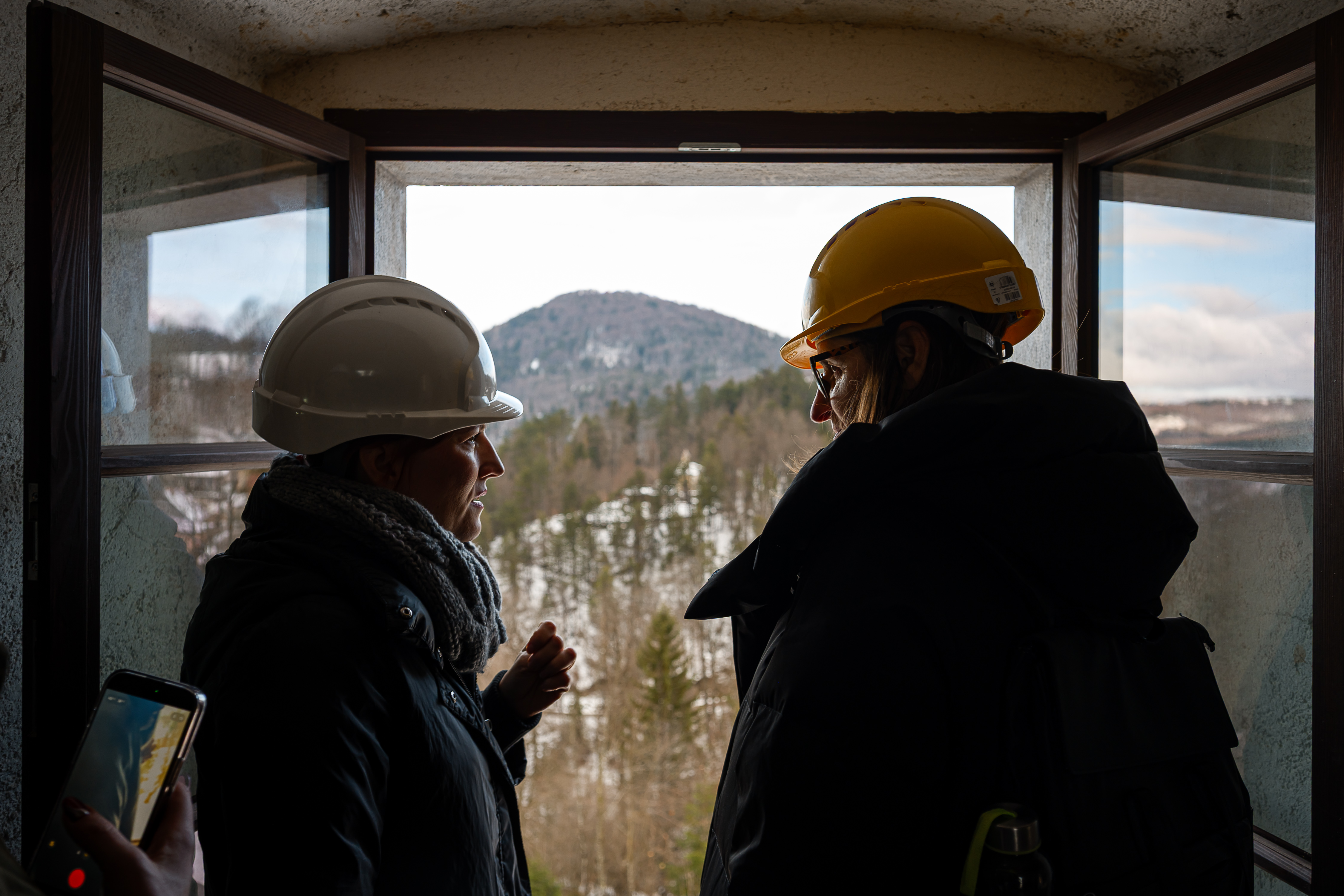 Ministrica za kulturo Asta Vrecko si je ogledala potek obnove gradu Turjak.