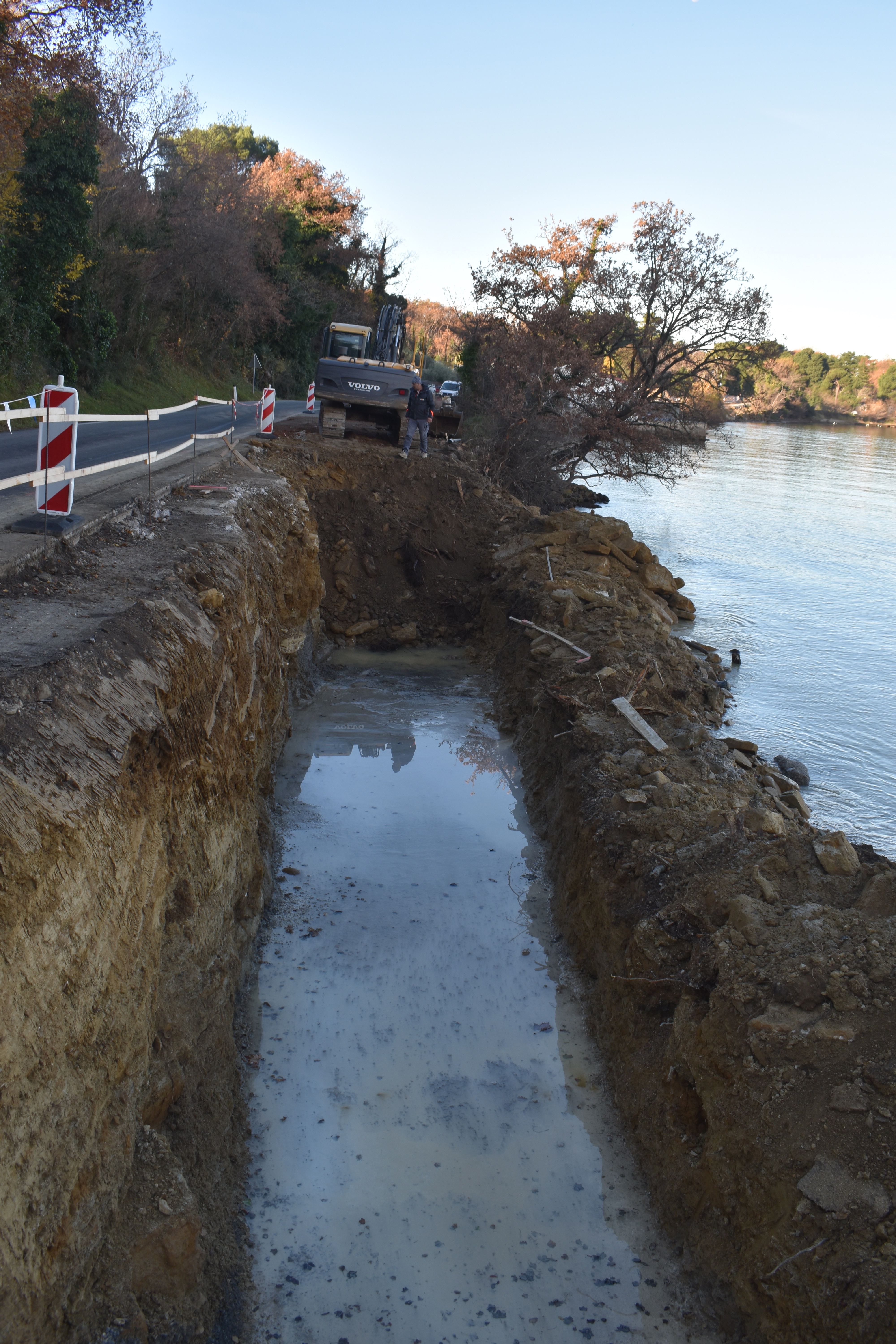 Cesta Lazaret-Škofije, jarek za podporni zid