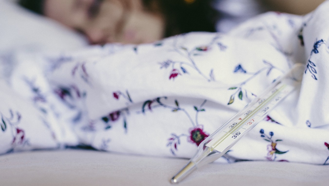 bolna ženska v postelji