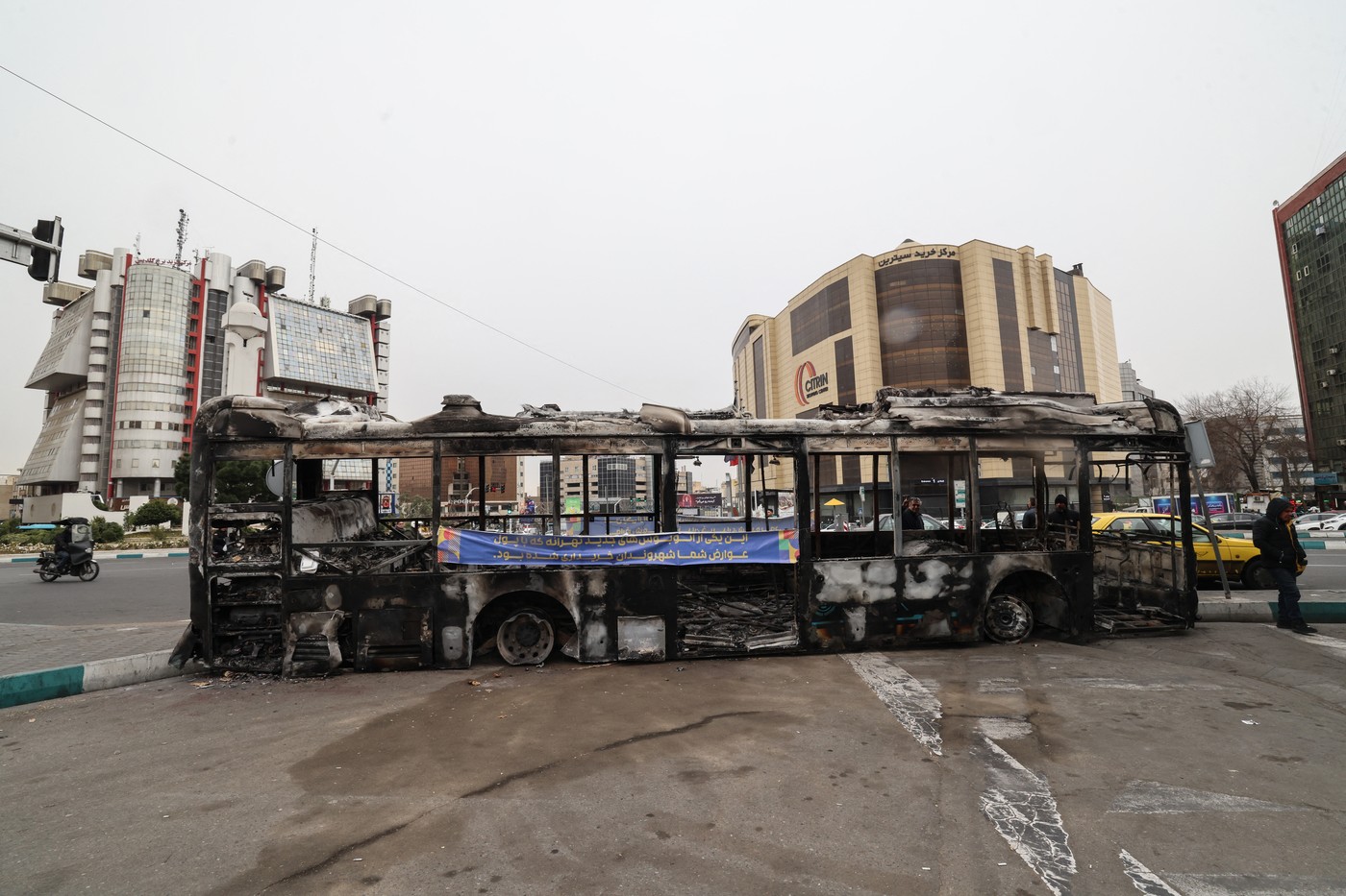 Avtobus, ki je zgorel med protesti v Teheranu