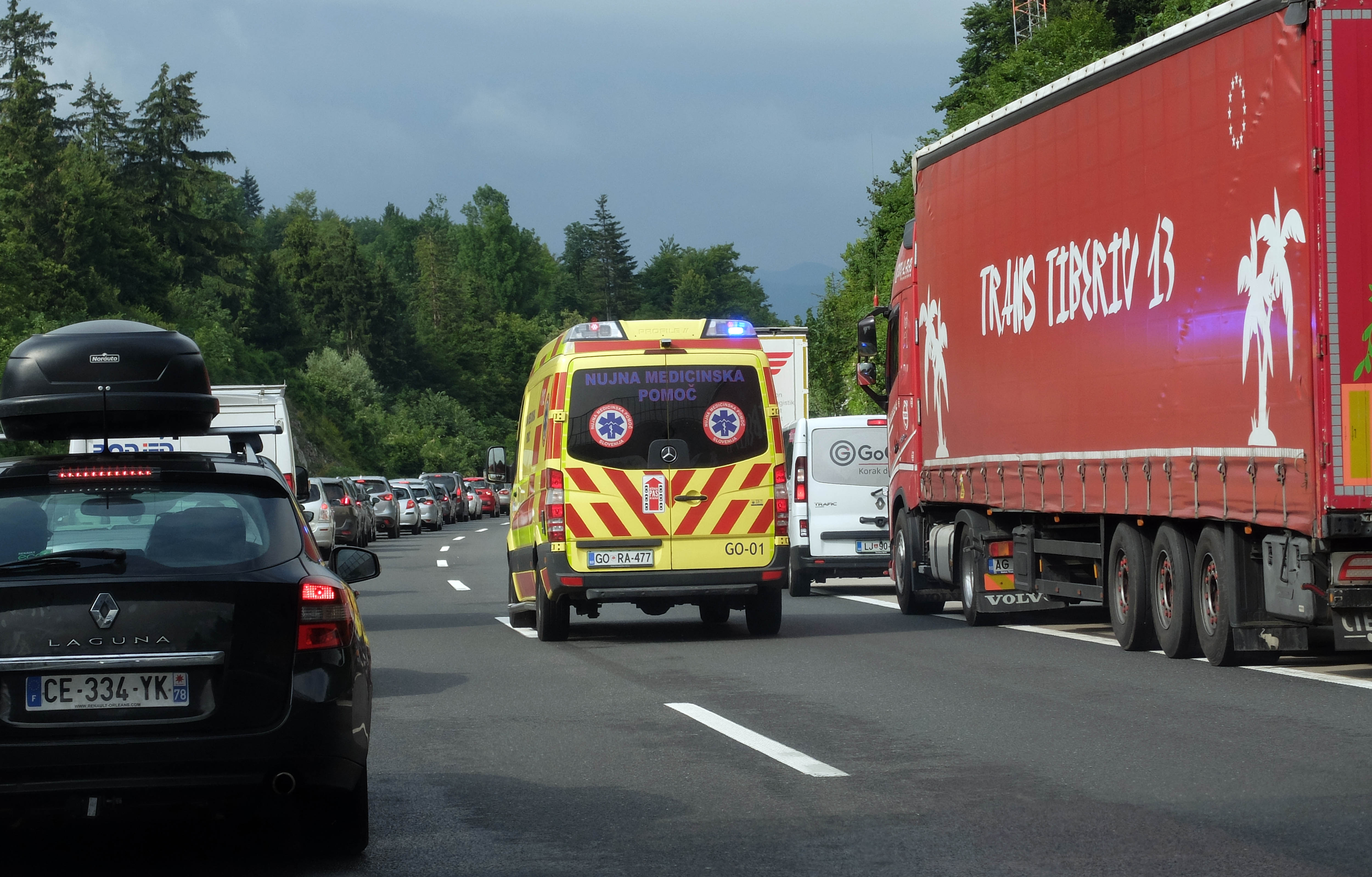 zastoj na avtocesti, Lom, vozniki so ustvarili reševalni pas