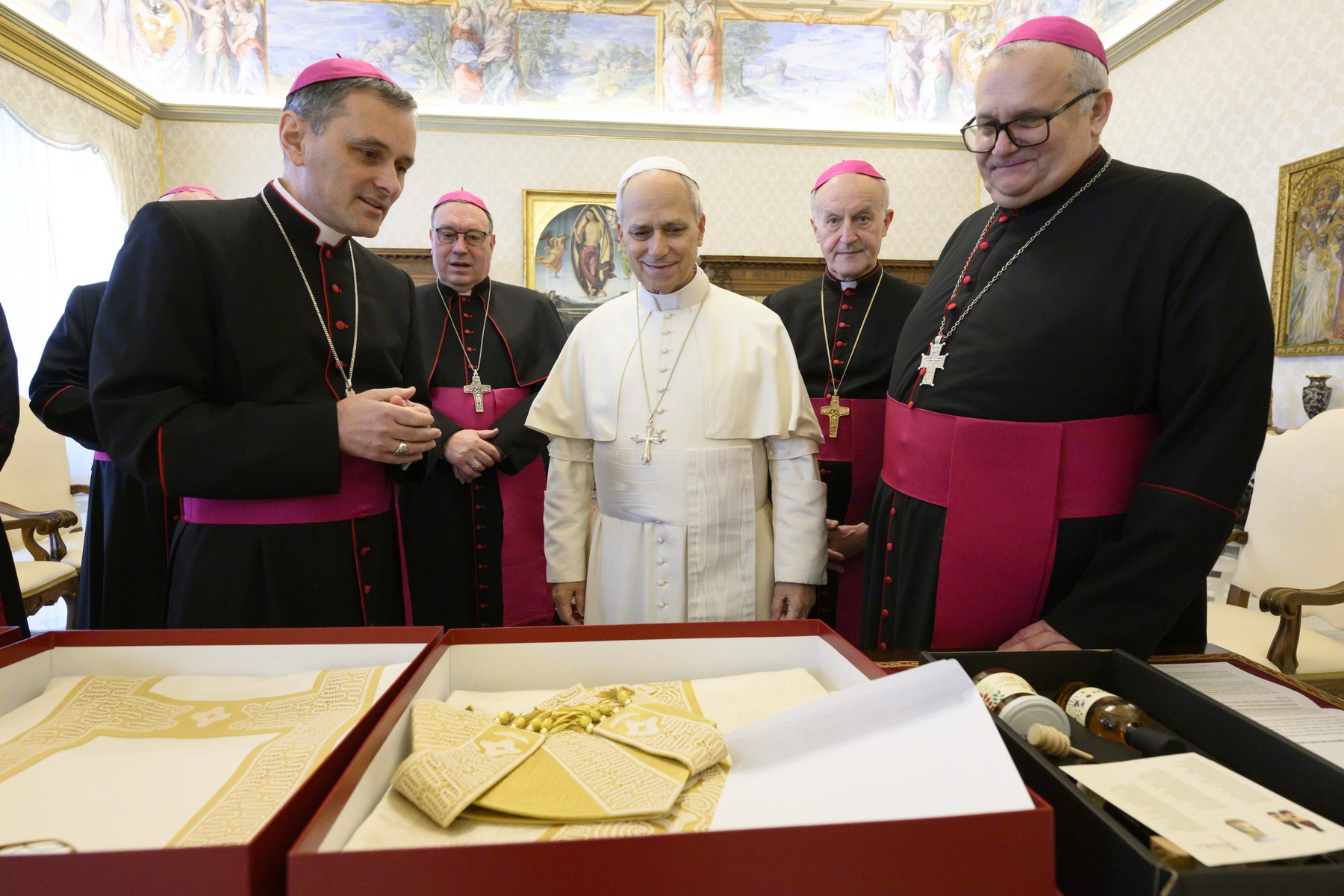 Škofje so papežu ob srečanju podarili mašni plašč, mitro in štolo z idrijsko čipko