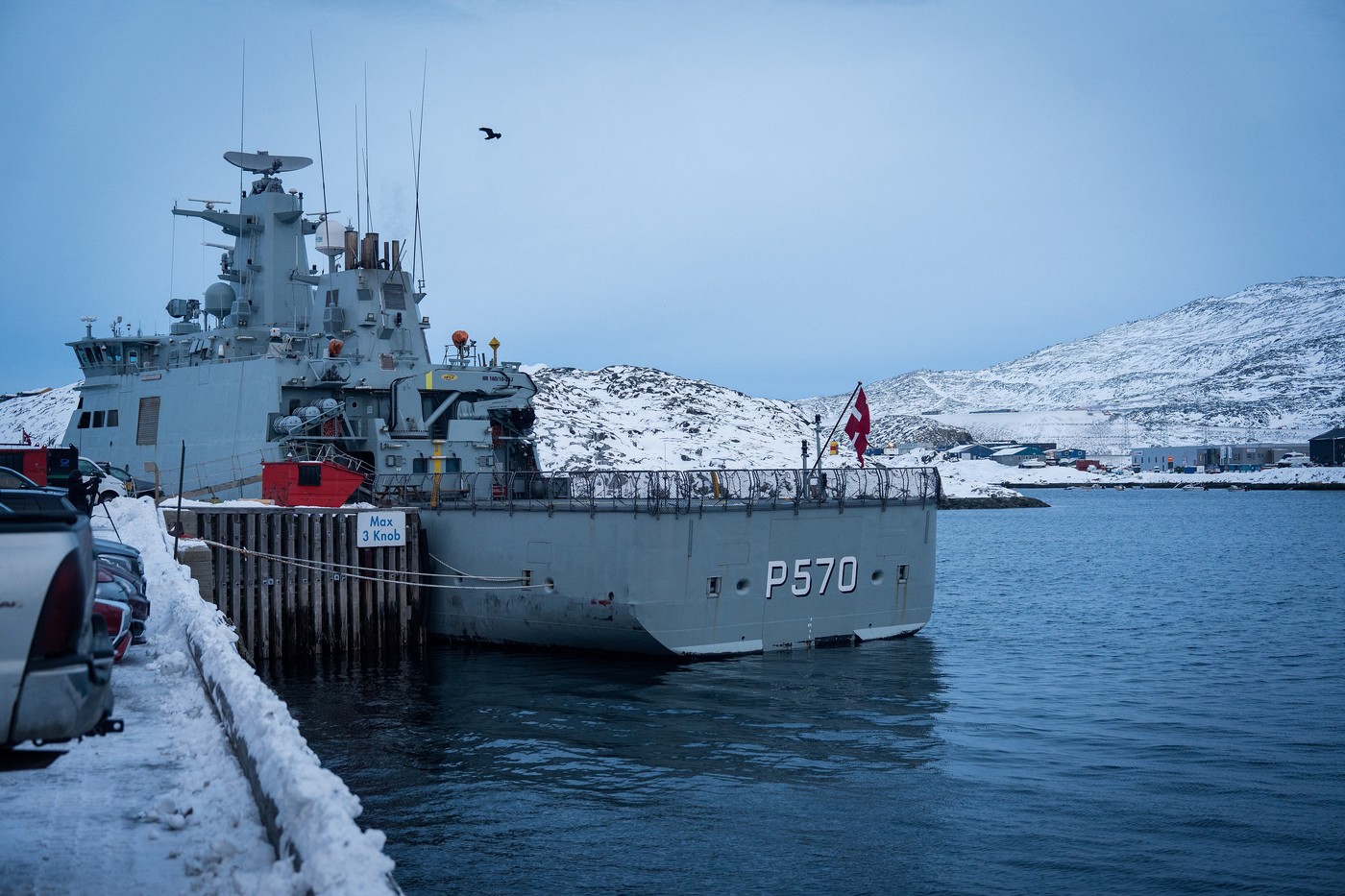 ladja danske vojne mornarice v pristanišču Nuuk v glavnem mestu Grenlandije