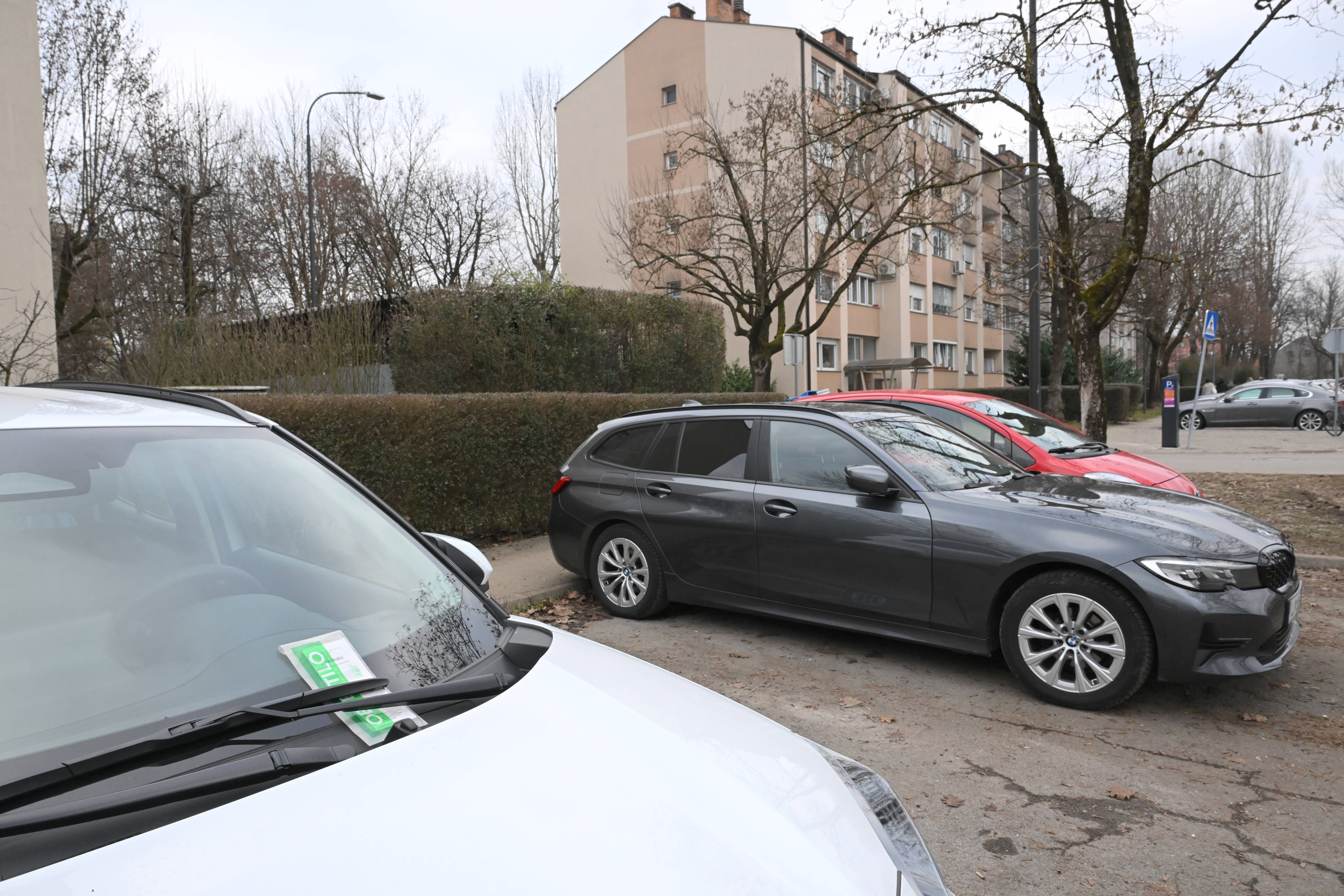 Slovenija, Ljubljana, 19.01.2026, 19. januar 2026Parkomati v Štepanjskem naselju, obvestila voznikom, parkirne dovolilnice, parkirišča, parkiranje, prometni kaos v blokovskih naseljih, avtomobili, Foto: Žiga Živulović jr./F.A.Bobo